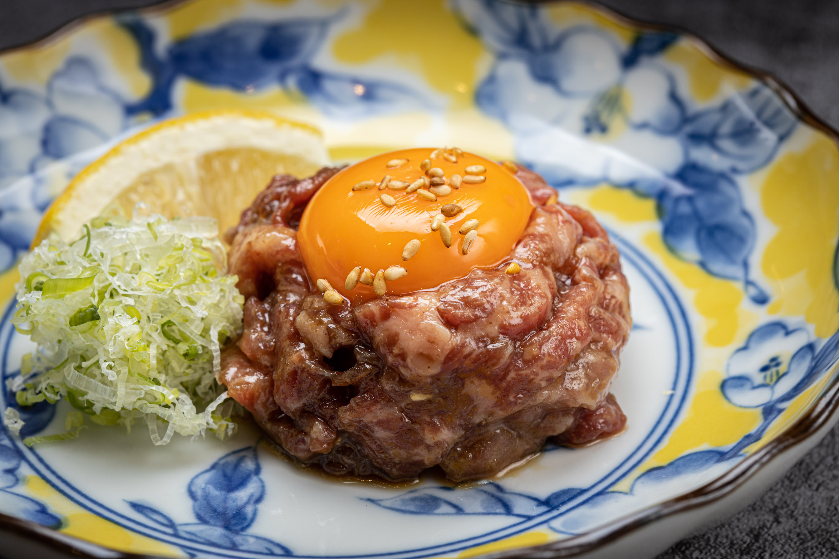 雙人套餐以「生蛋拌生牛肉」開場，牛肉皆選自當日開封最新鮮的瘦肉。（6,200元／2人主廚推薦套餐內容，單點420元／份）