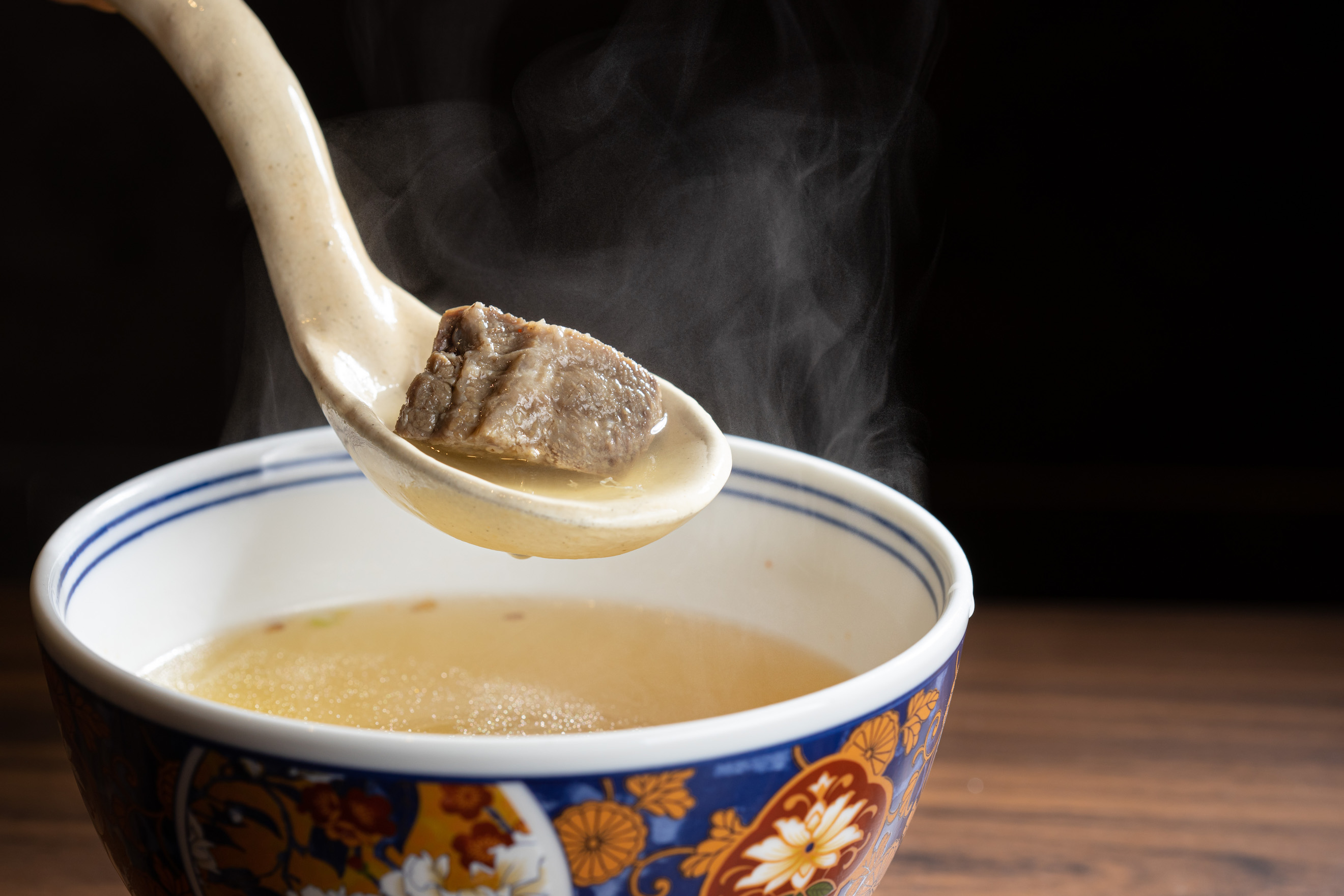 以和牛修清下的筋肉熬煮「白金牛肉湯」，馨香暖胃。（6,200元／2人主廚推薦套餐內容，單點320元／碗）