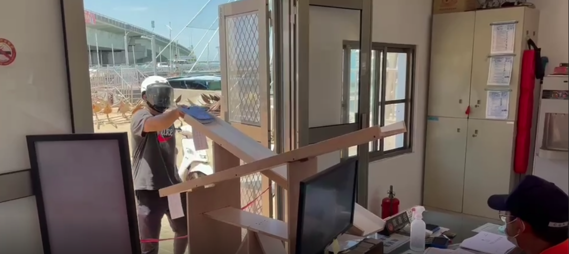 海巡署第四岸巡隊結合漁民巧思，發明防疫神器傳遞報關本。（海巡署第四岸巡隊提供）