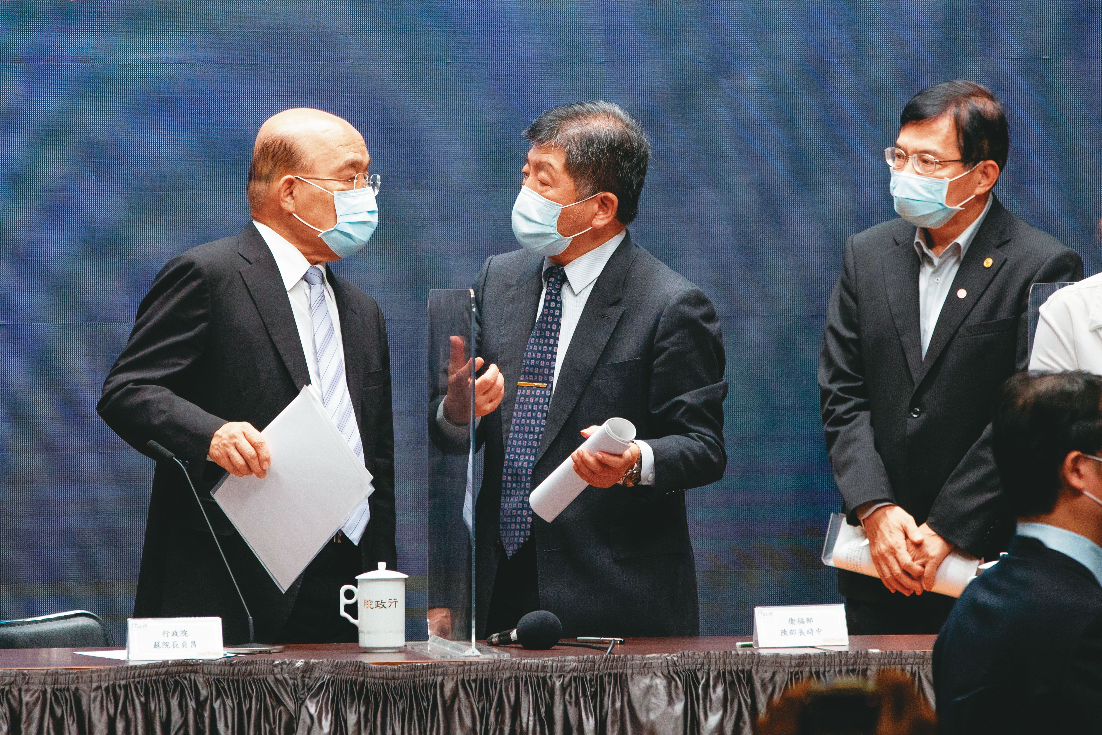 行政院長蘇貞昌（左）在5月15日記者會後，就在公眾面前消失了，或許當他再次出現在眾人面前時，就是疫情即將收尾的訊號。