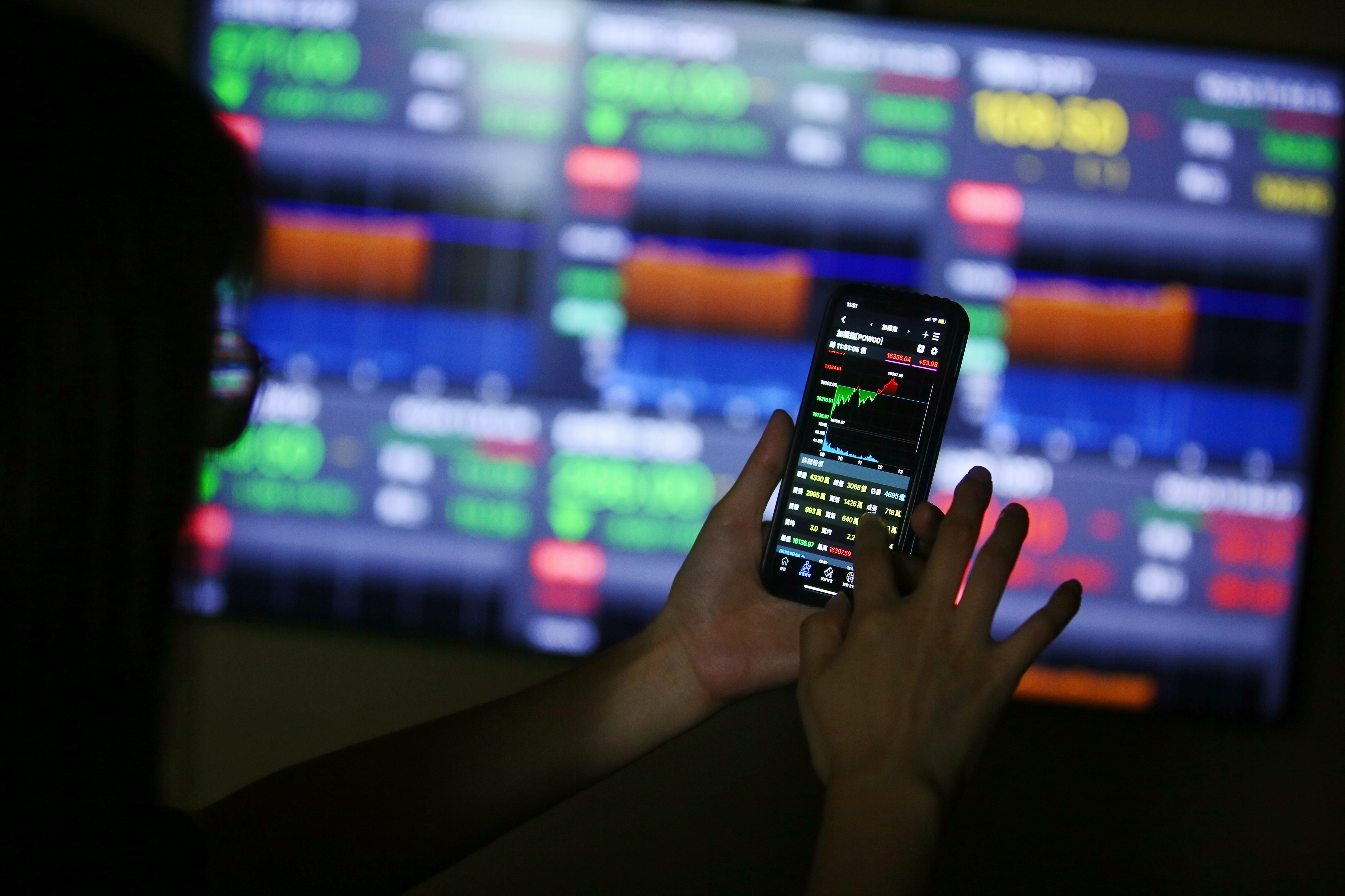 高配息產品在大跌時買進，能享有更佳的息收。