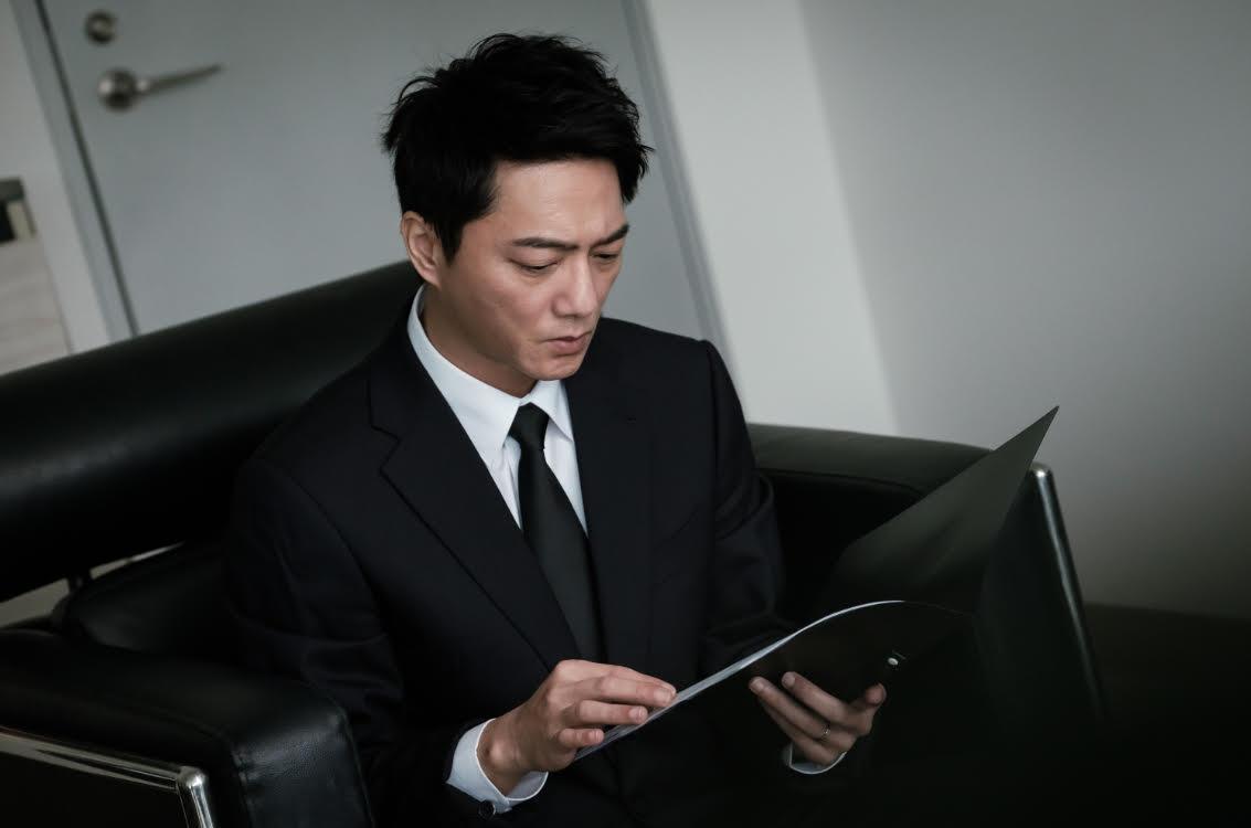 藍葦華演出擠身上流社會的白領族。(民視提供)