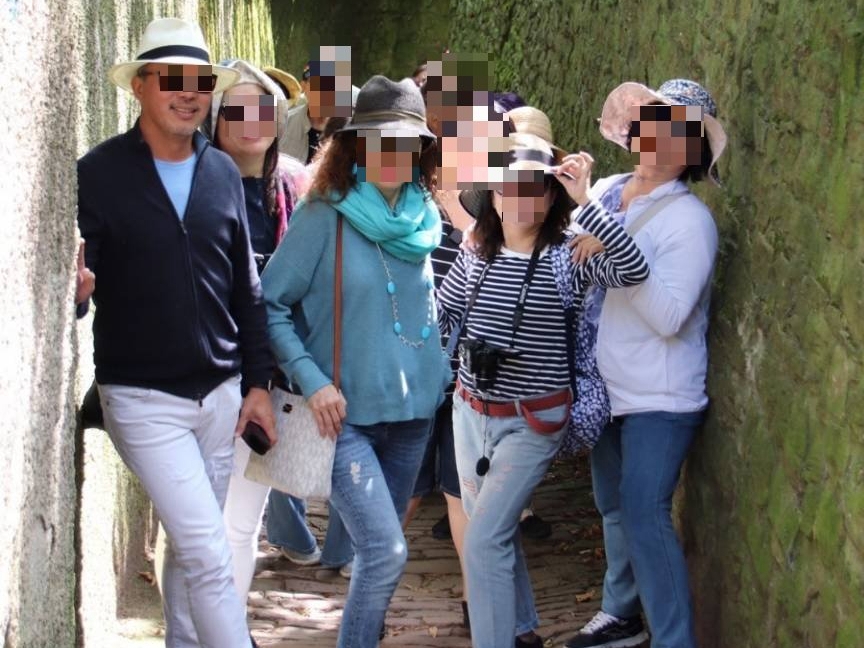 A先生控訴，蔡姓教授（左1）利用帶團出國參展時，與妻子譜出不倫戀。（讀者提供）