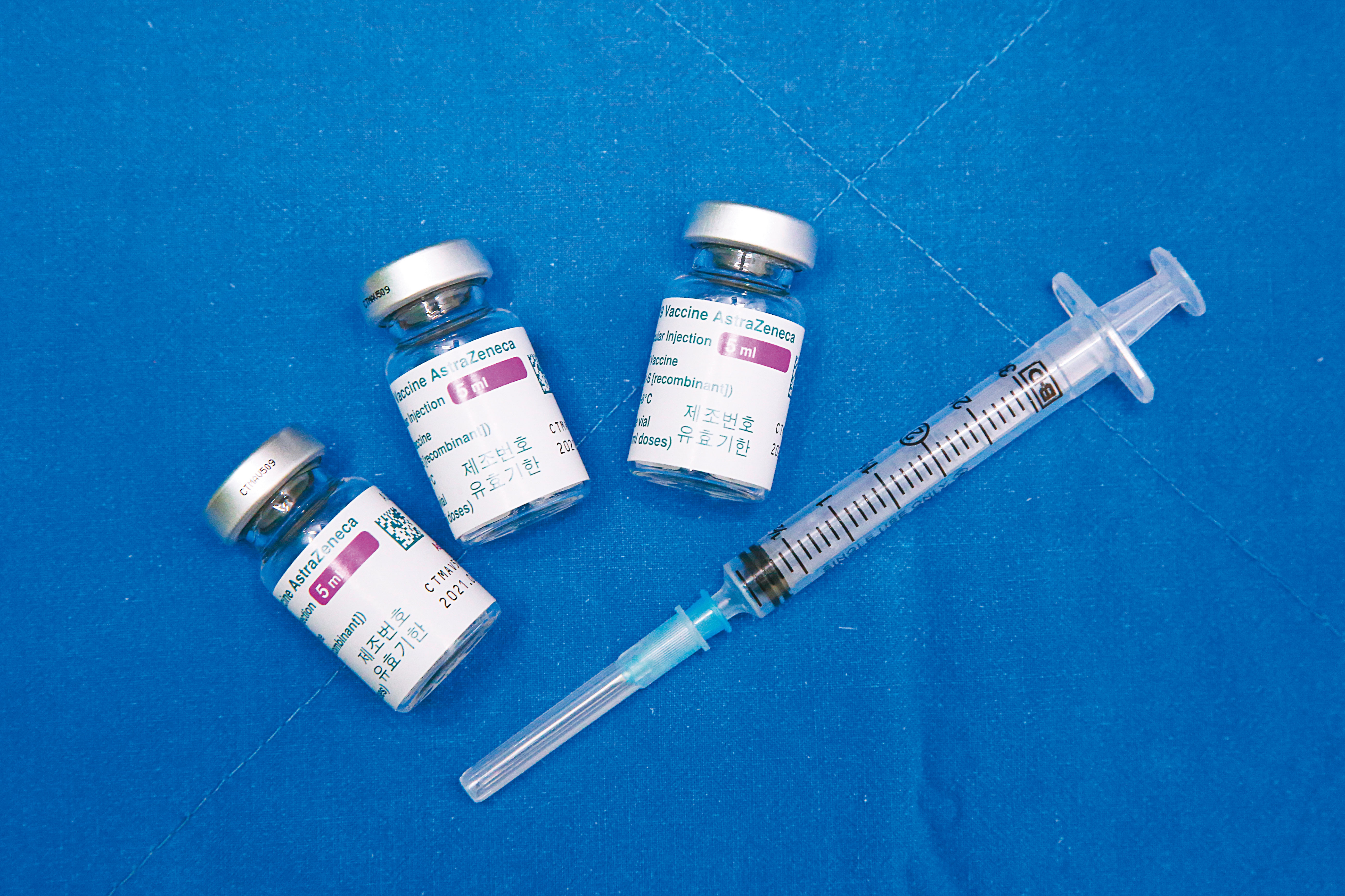 台灣本土疫情大爆發，確診數連日居高不下，且疫苗數量較少，有待政府積極爭取。