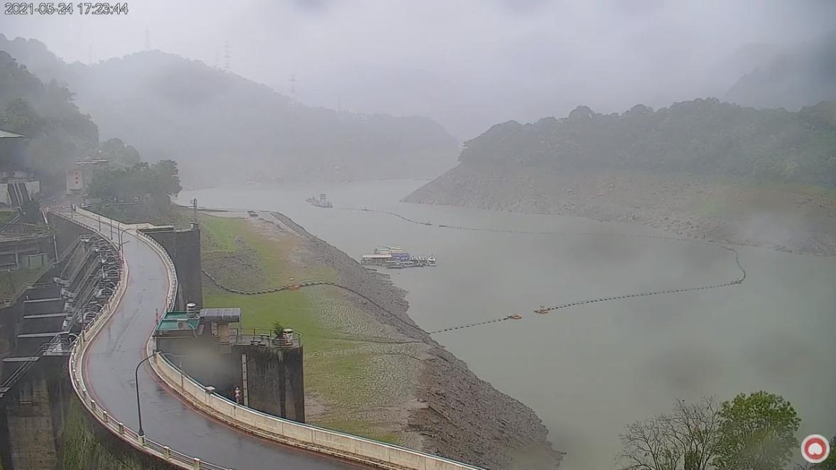 午後雷雨下到了石門水庫,讓許多民眾相當興奮。(翻攝自桃園智慧旅遊雲YouTube)