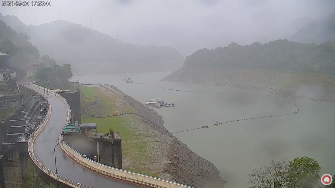 午後雷雨下到了石門水庫，讓許多民眾相當興奮。（翻攝自桃園智慧旅遊雲YouTube）