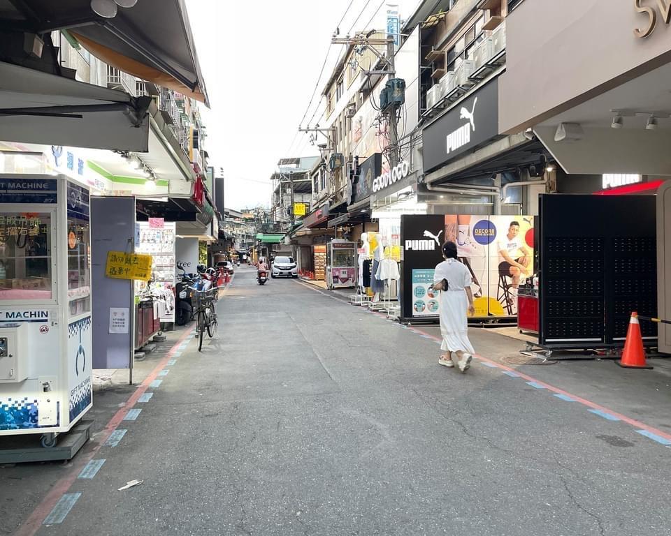 過往假日總是人潮洶湧、熱鬧不已的士林夜市街道，如今宛如空城。（圖/翻攝自蔡阿嘎臉書）