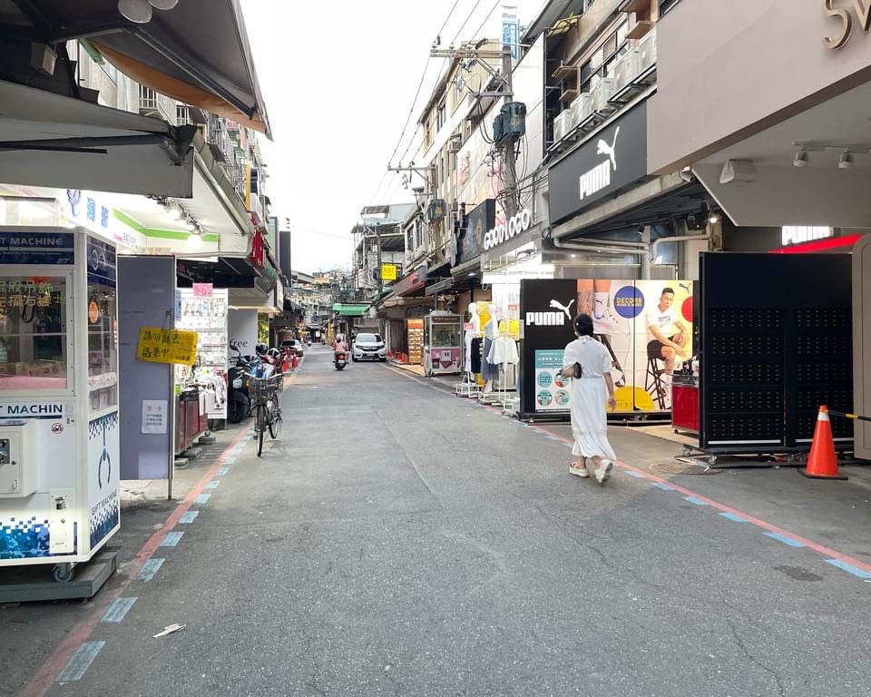 過往假日總是人潮洶湧、熱鬧不已的士林夜市街道，如今宛如空城。（圖/翻攝自蔡阿嘎臉書）