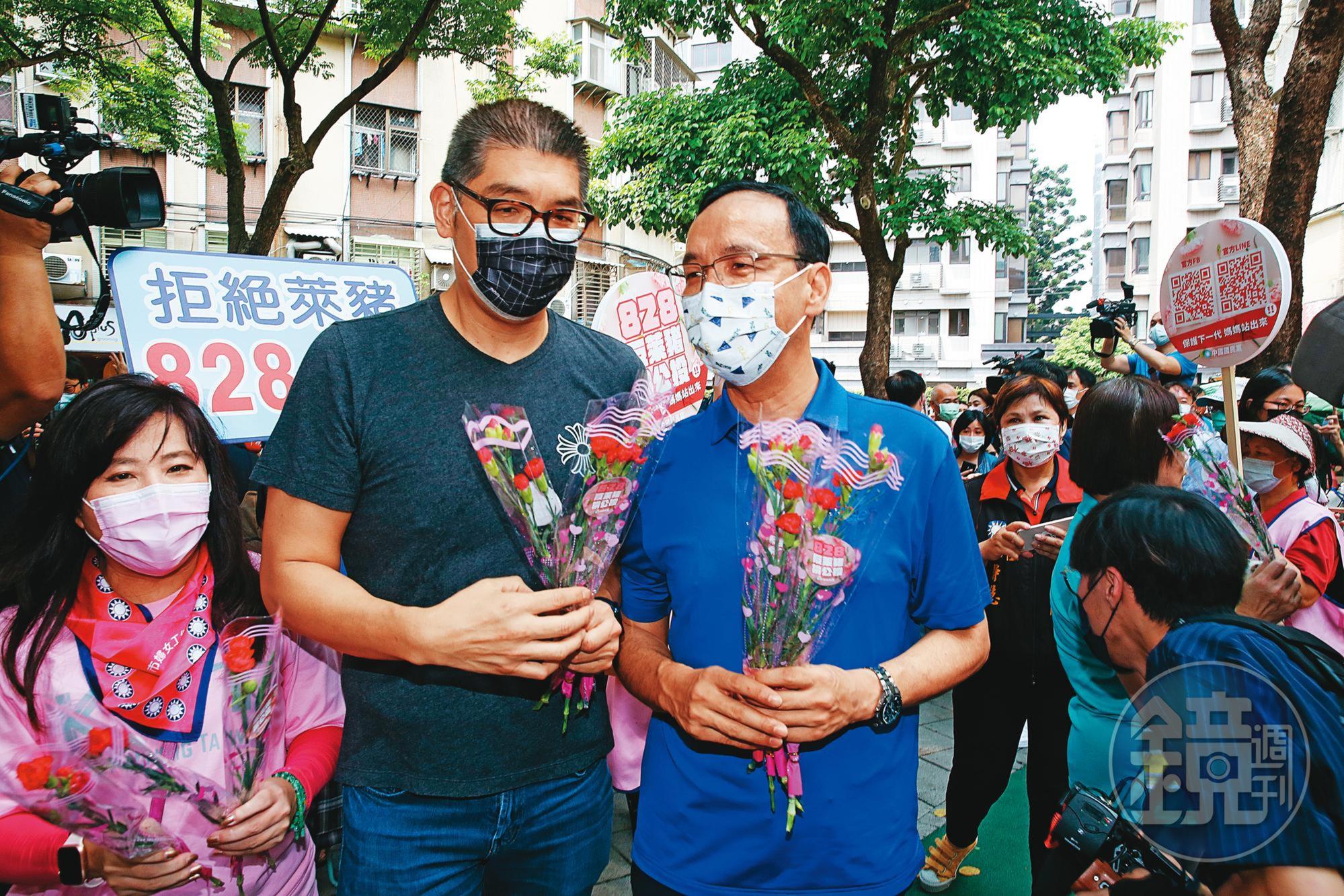 力挺朱立倫(左3)、連勝文(左2)的人馬認為,疫情肆虐,應延後黨魁選舉時程。