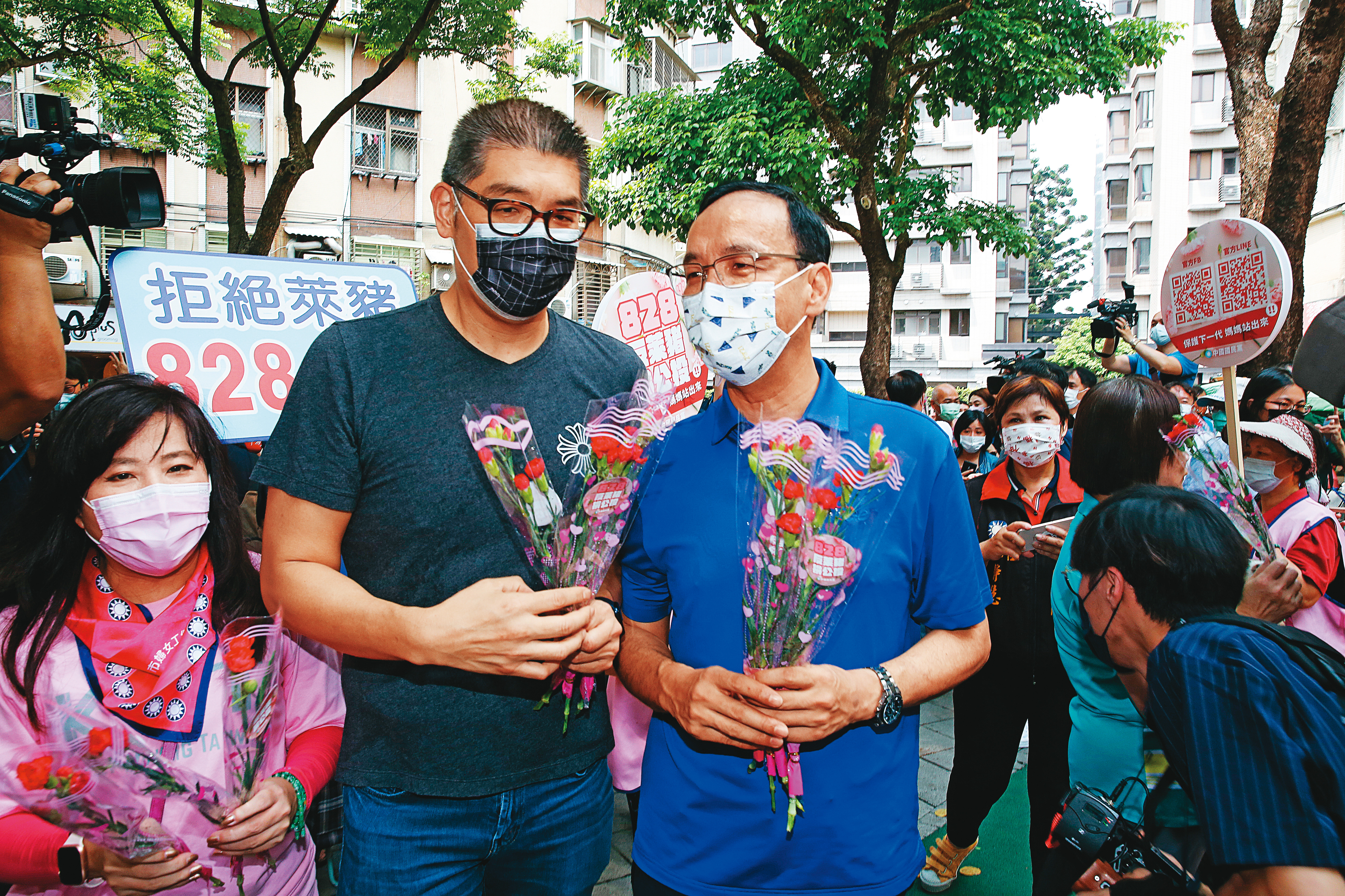力挺朱立倫（左3）、連勝文（左2）的人馬認為，疫情肆虐，應延後黨魁選舉時程。