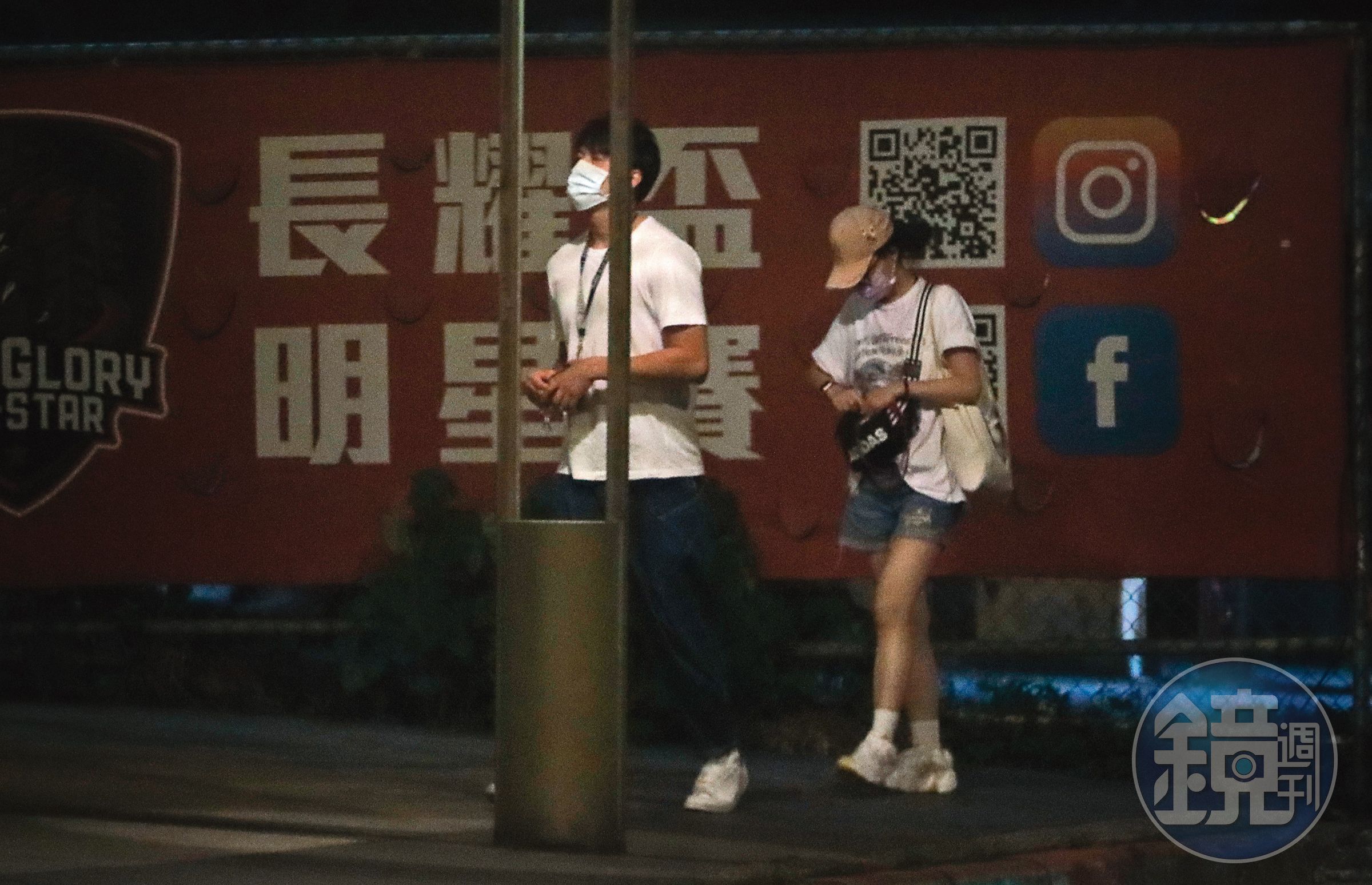 19：58，收工之後，張睿家（左）戴上口罩和助理各自返家。