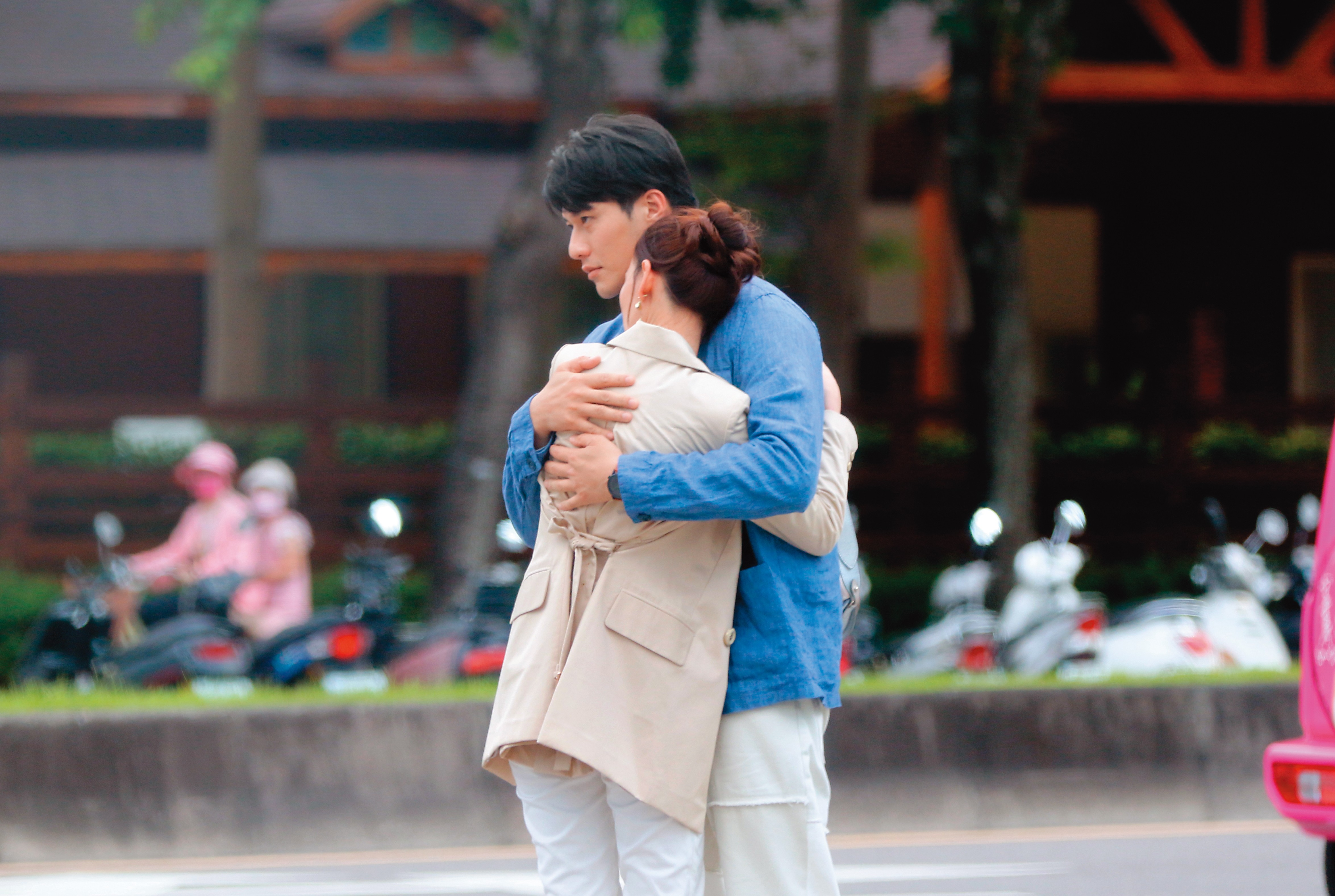 5月12日15：30，張睿家（右）接拍新偶像劇，和姚以緹（左）深情擁抱。