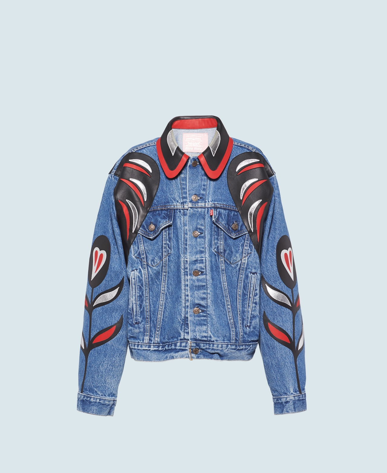 拼接皮革牛仔外套 $125,000 Upcycled by Miu Miu X Levi’s®。（Miu Miu提供）