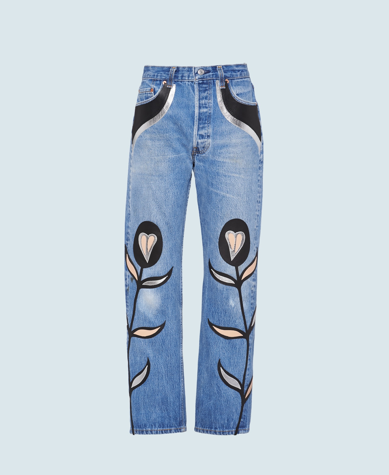 拼接皮革牛仔褲 $93,000 Upcycled by Miu Miu X Levi’s®。（Miu Miu提供）