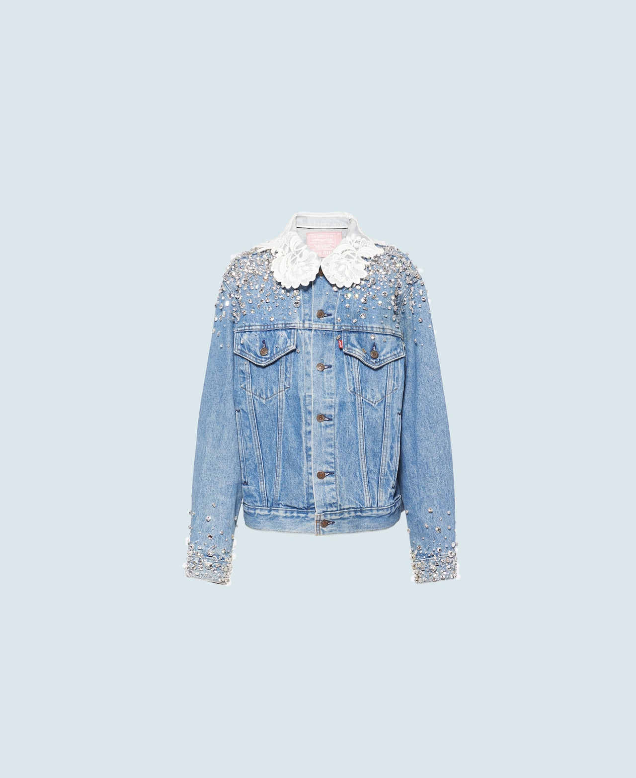 蕾絲水晶牛仔外套 $140,000 Upcycled by Miu Miu X Levi’s®。（Miu Miu提供）