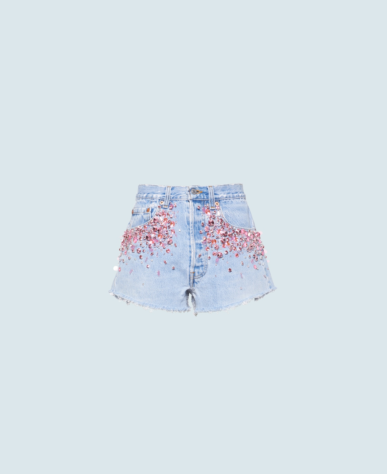 水晶刺繡牛仔短褲 $79,000 Upcycled by Miu Miu X Levi’s®。（Miu Miu提供）