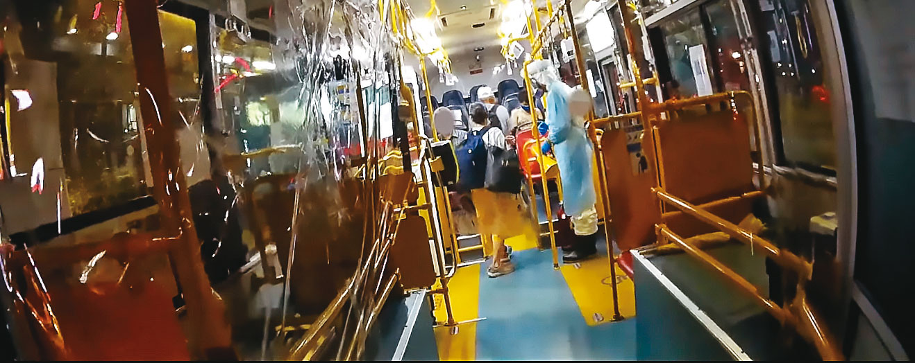 新北市近期確診人數有超車北市的趨勢，市府為有效分流，將公車改裝成防疫巴士，協助運送輕症、無症狀確診者。（翻攝新北消防發爾麵臉書）