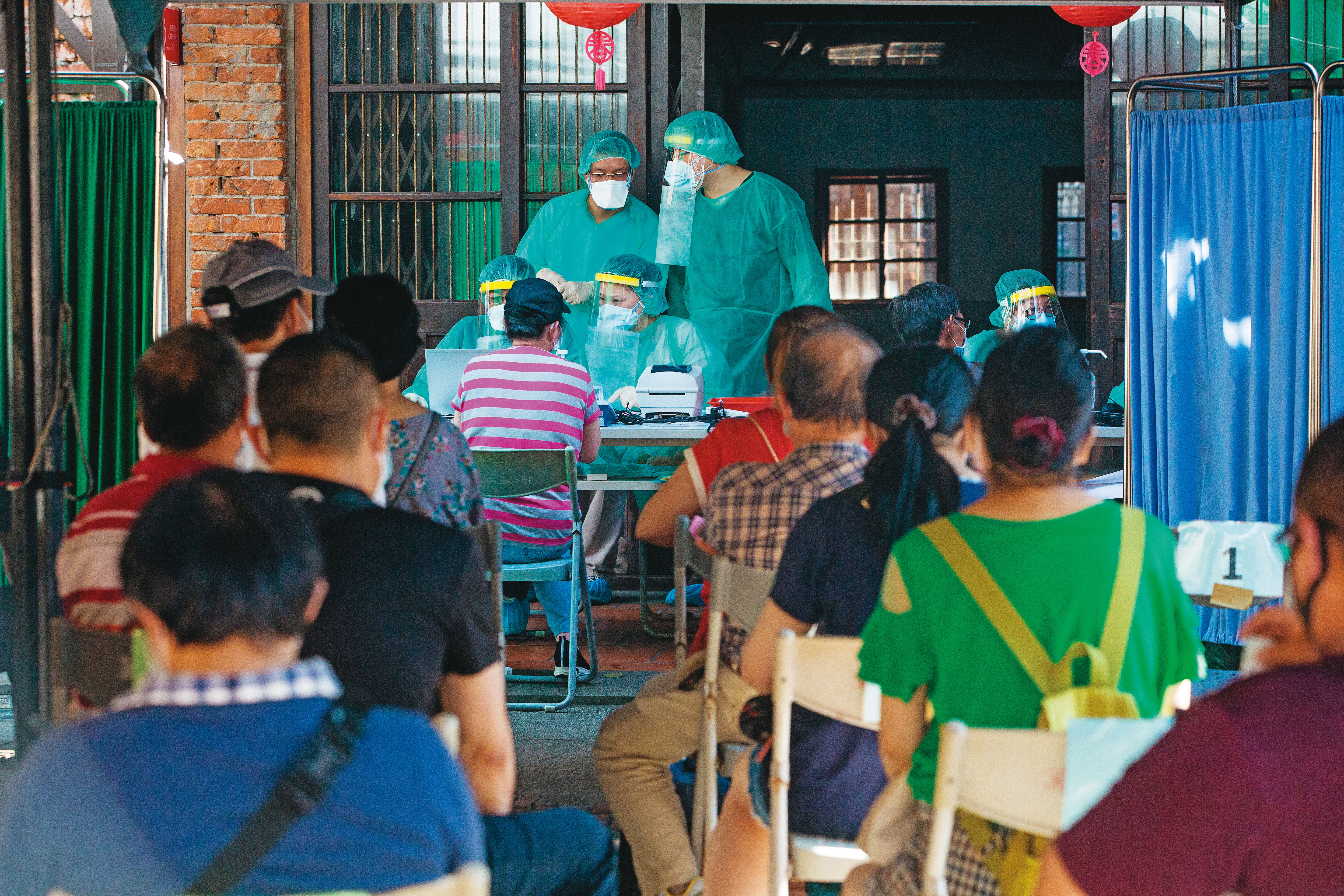 「校正回歸」凸顯國內篩檢量能不足，同屬感染熱區的雙北市快篩採檢量也不均，北市一個萬華區就超過整個新北市的快篩量。圖為北市萬華剝皮寮快篩站。