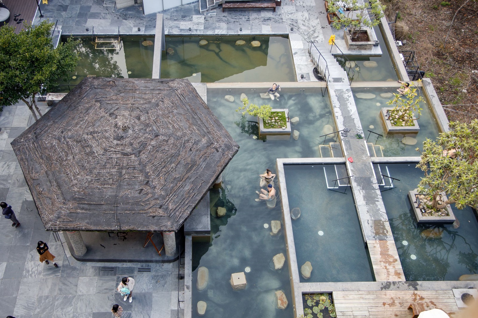 苗栗溫泉業者關閉大眾池防疫。