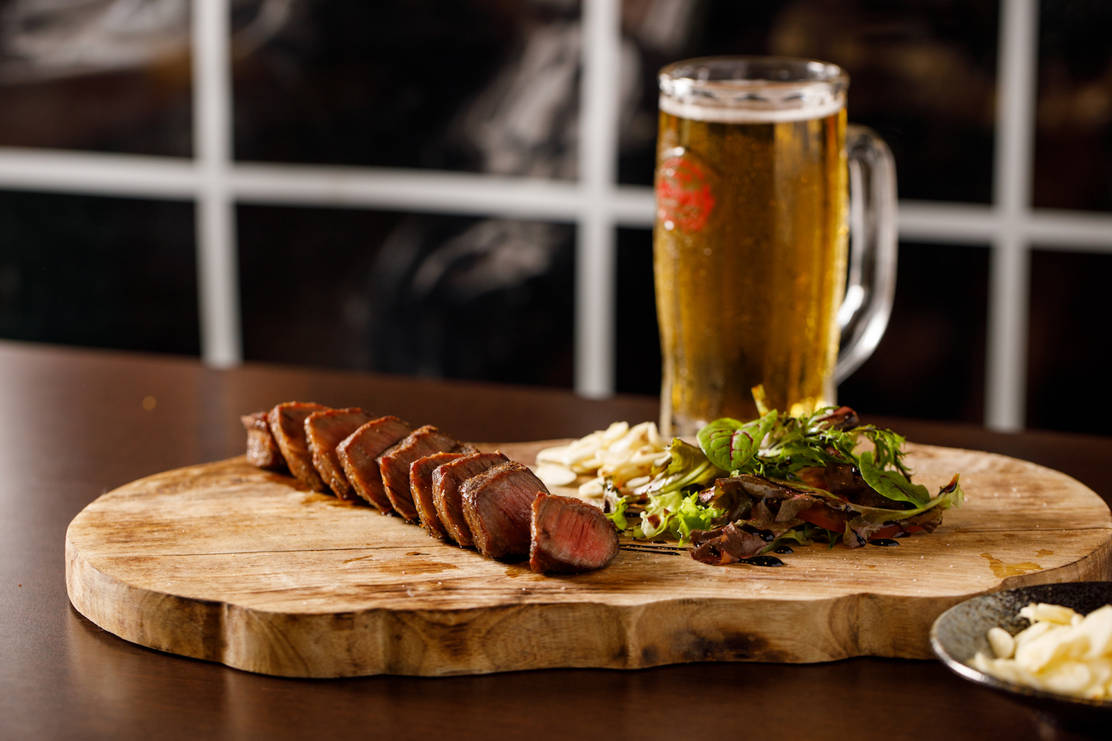 「小南人烤肉廚房」是路邊小店，但烤功與菜色十分講究。