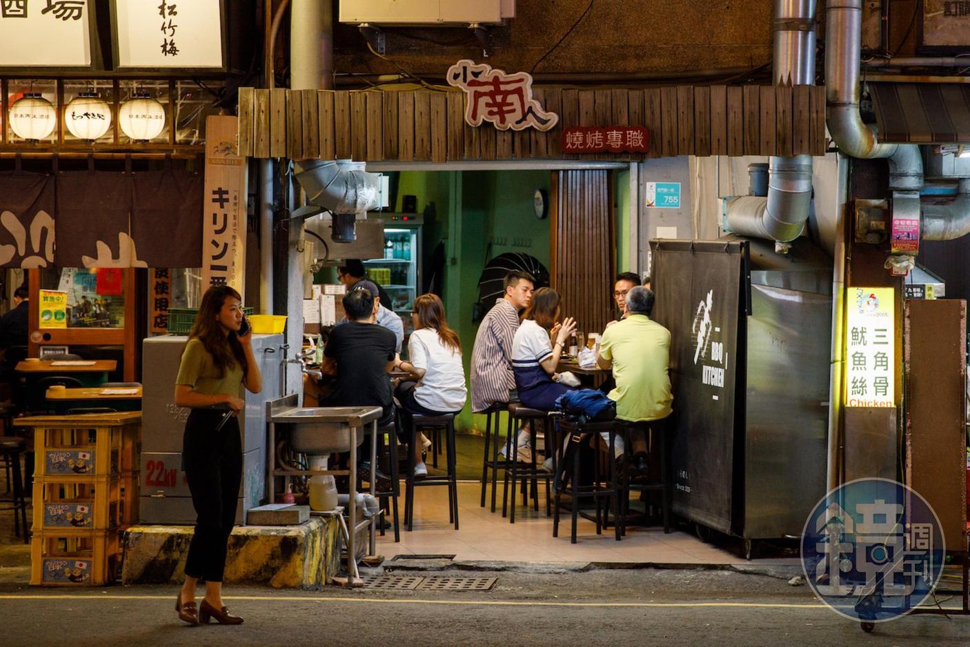 大馬路邊的「小南人烤肉廚房」位於著名的小西腳青草茶附近，店面小巧。