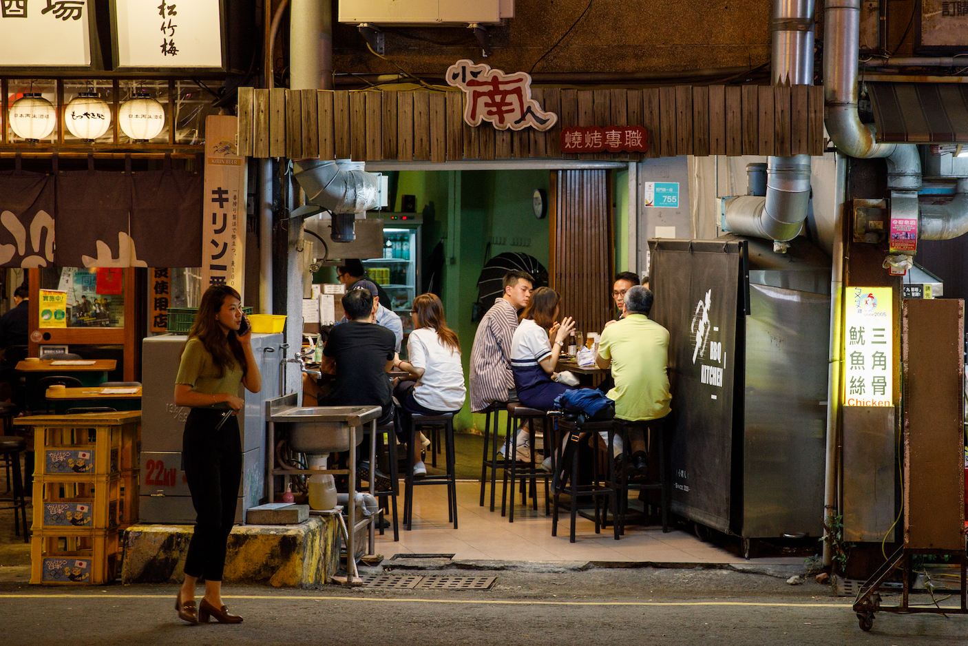 大馬路邊的「小南人烤肉廚房」位於著名的小西腳青草茶附近，店面小巧。