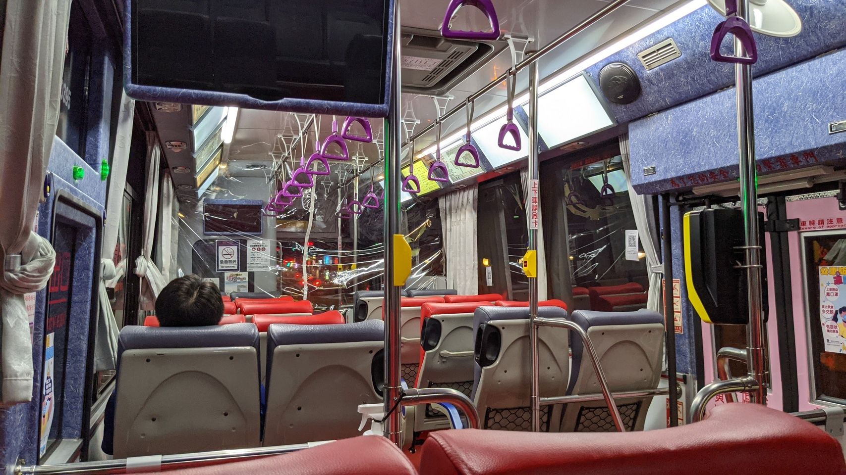 吳崢昨晚po文表示，自己快篩呈現陽性反應，「突然就被送上車載走了…好不真實。」（翻攝自吳崢臉書）