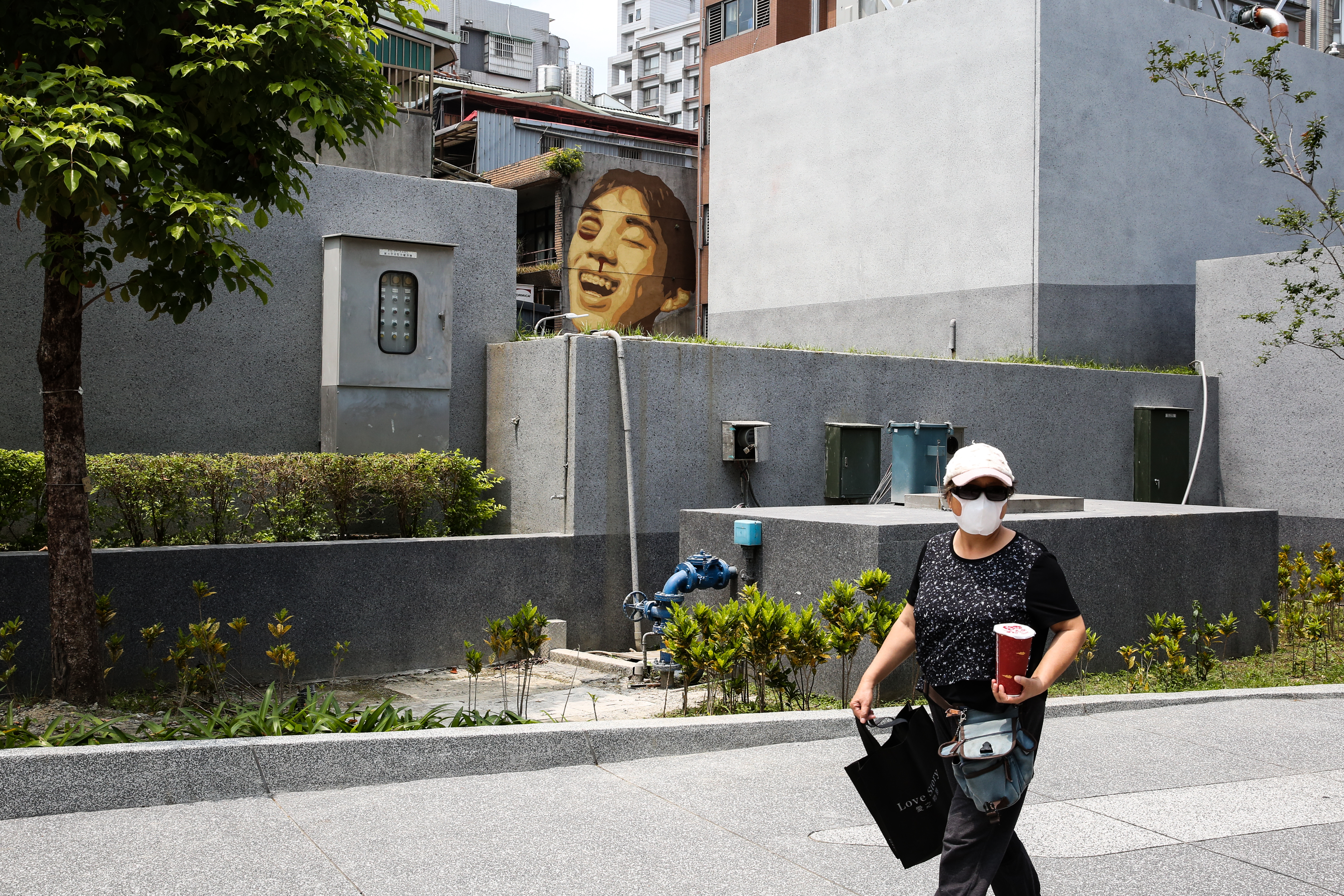 律師呂秋遠昨天深夜po文，坦言在疫苗進來之前，「這場戰爭沒這麼容易結束」。（本刊資料照）