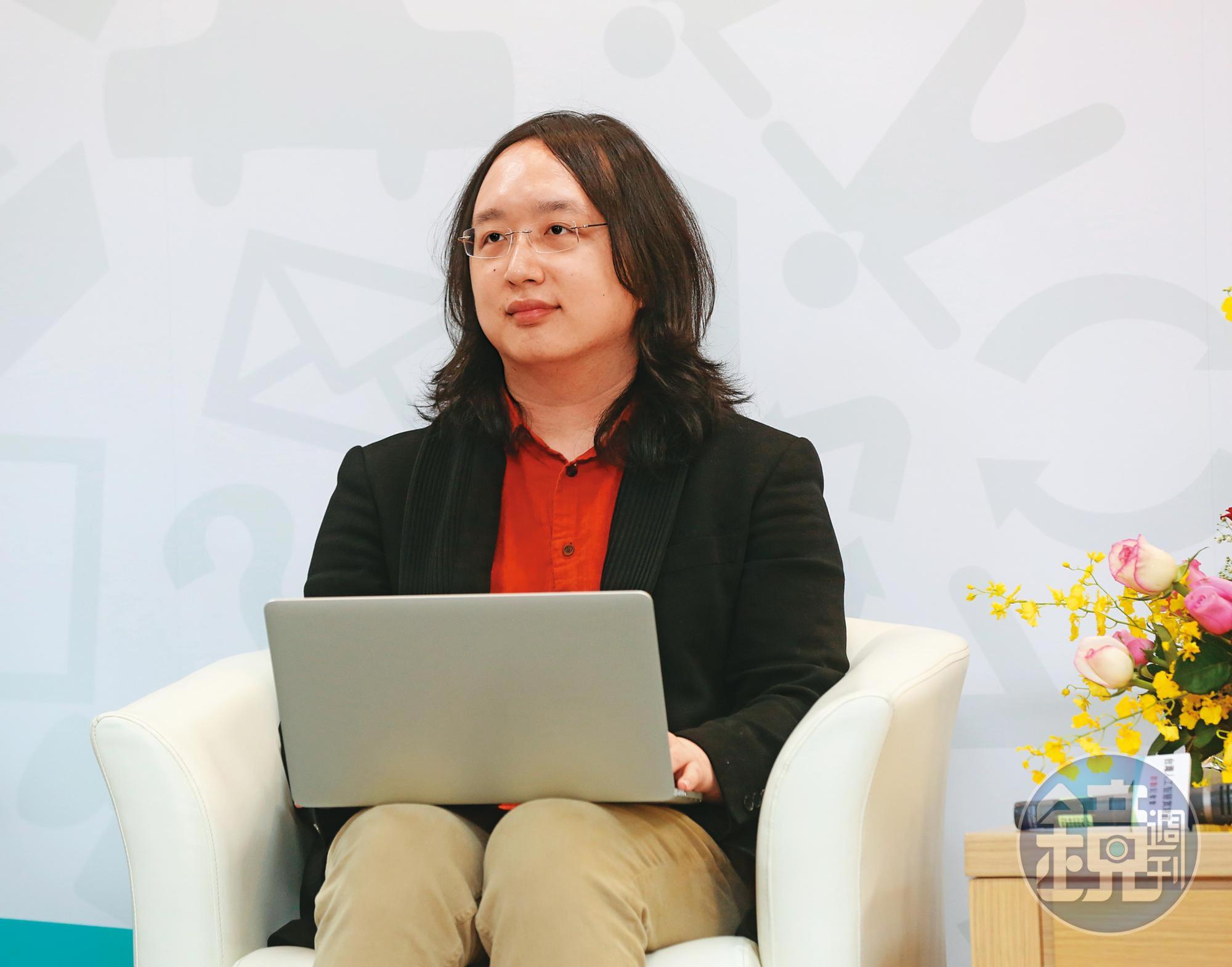 行政院政務委員唐鳳設計的「簡訊實聯制」,對疫情管控助益甚大。