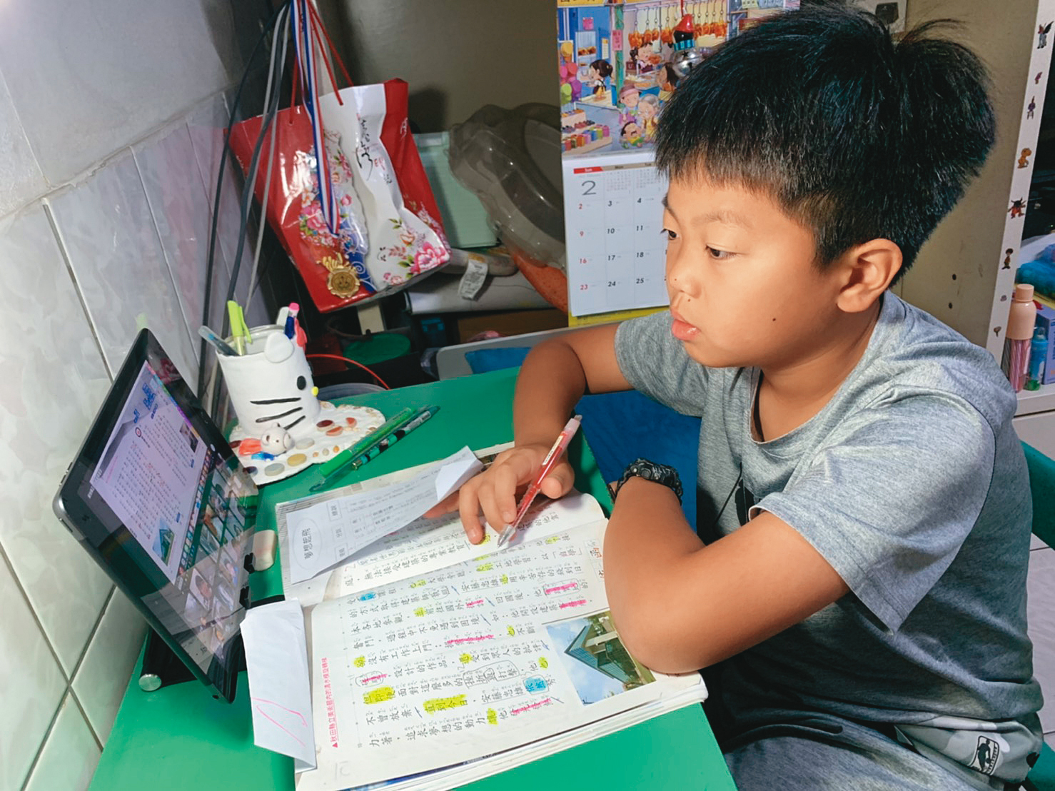 學童在家透過遠距教學系統上課學童在家透過遠距教學系統上課，學習不中斷。