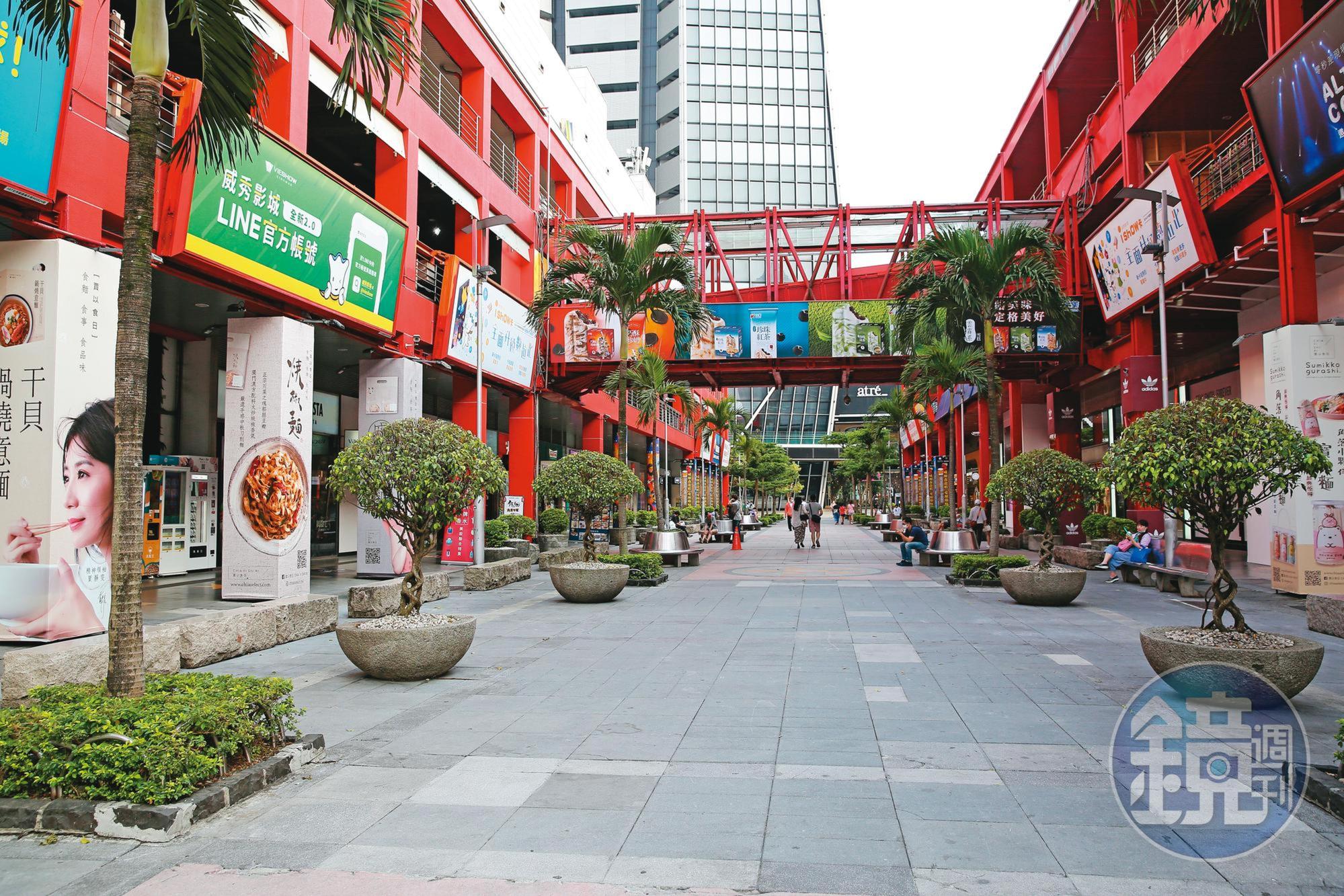 全台疫情大爆發,以往人潮眾多的台北市信義商圈最近十分冷清。