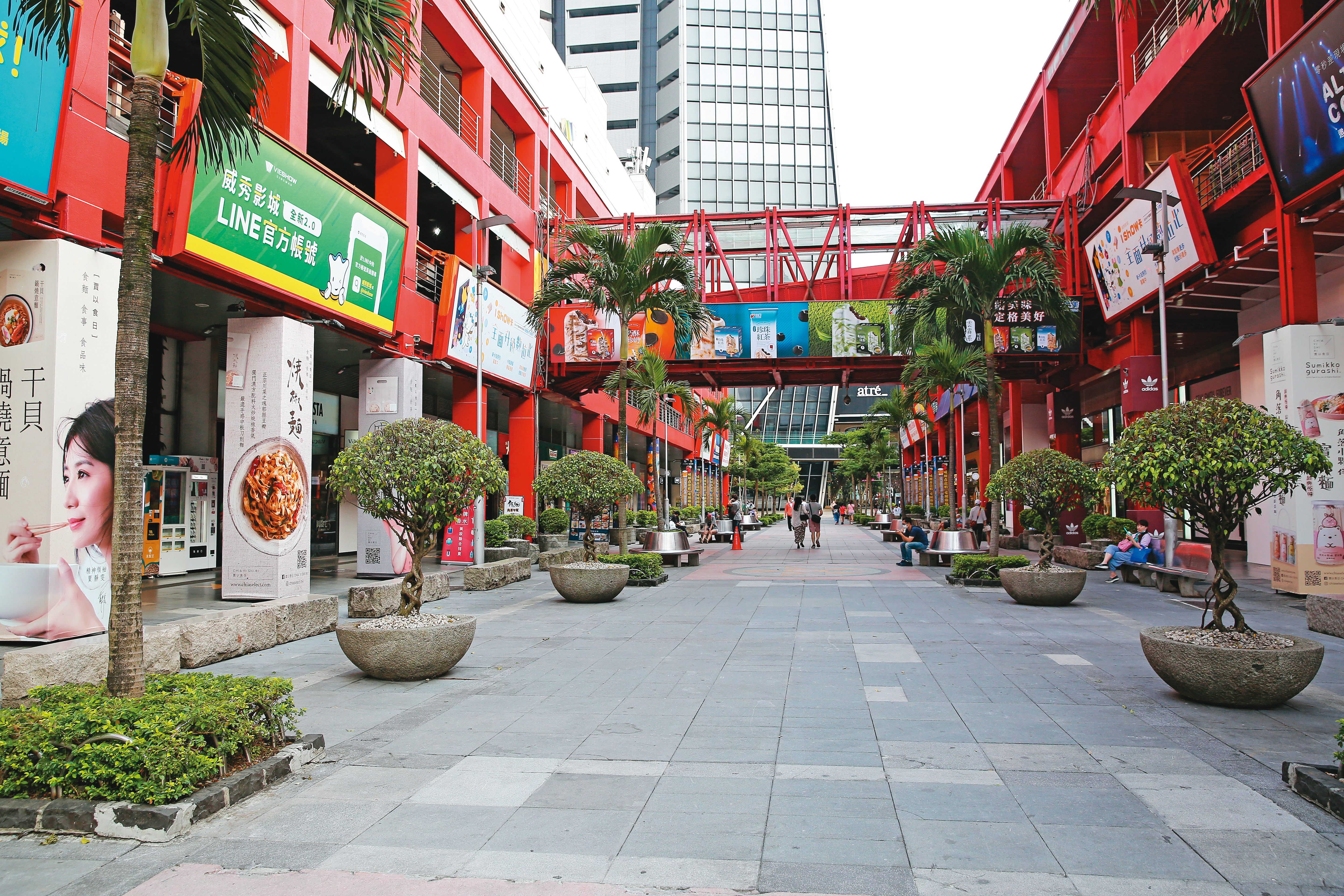  全台疫情大爆發，以往人潮眾多的台北市信義商圈最近十分冷清。