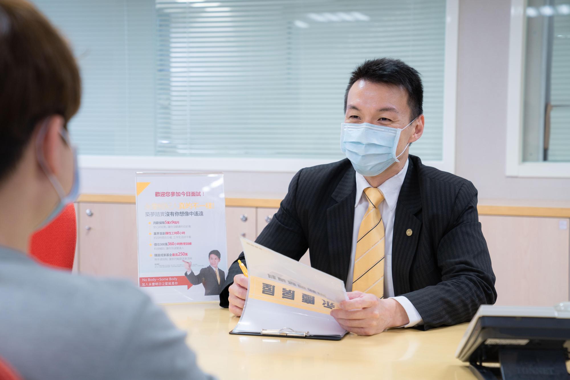 永慶房屋人資部資深經理塗振宏表示,過去人才招募多是面對面與求職者直球對決,防疫期間遠端視訊面試該有的禮儀還是不能少喔!