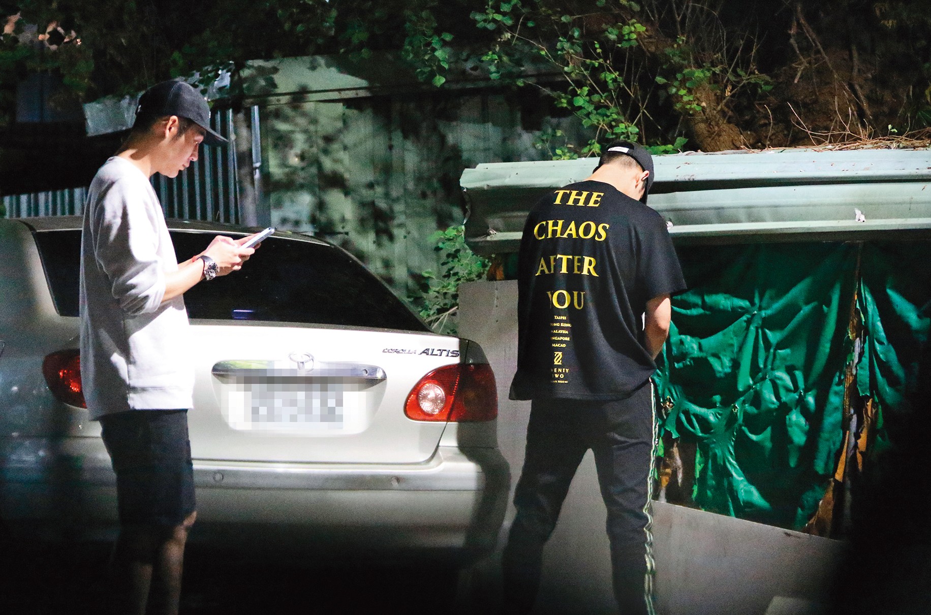 周予天（右）與周興哲（左）兄弟還住在一起時，哥哥曾被拍到便溺畫面，如今兩人各自保有空間。