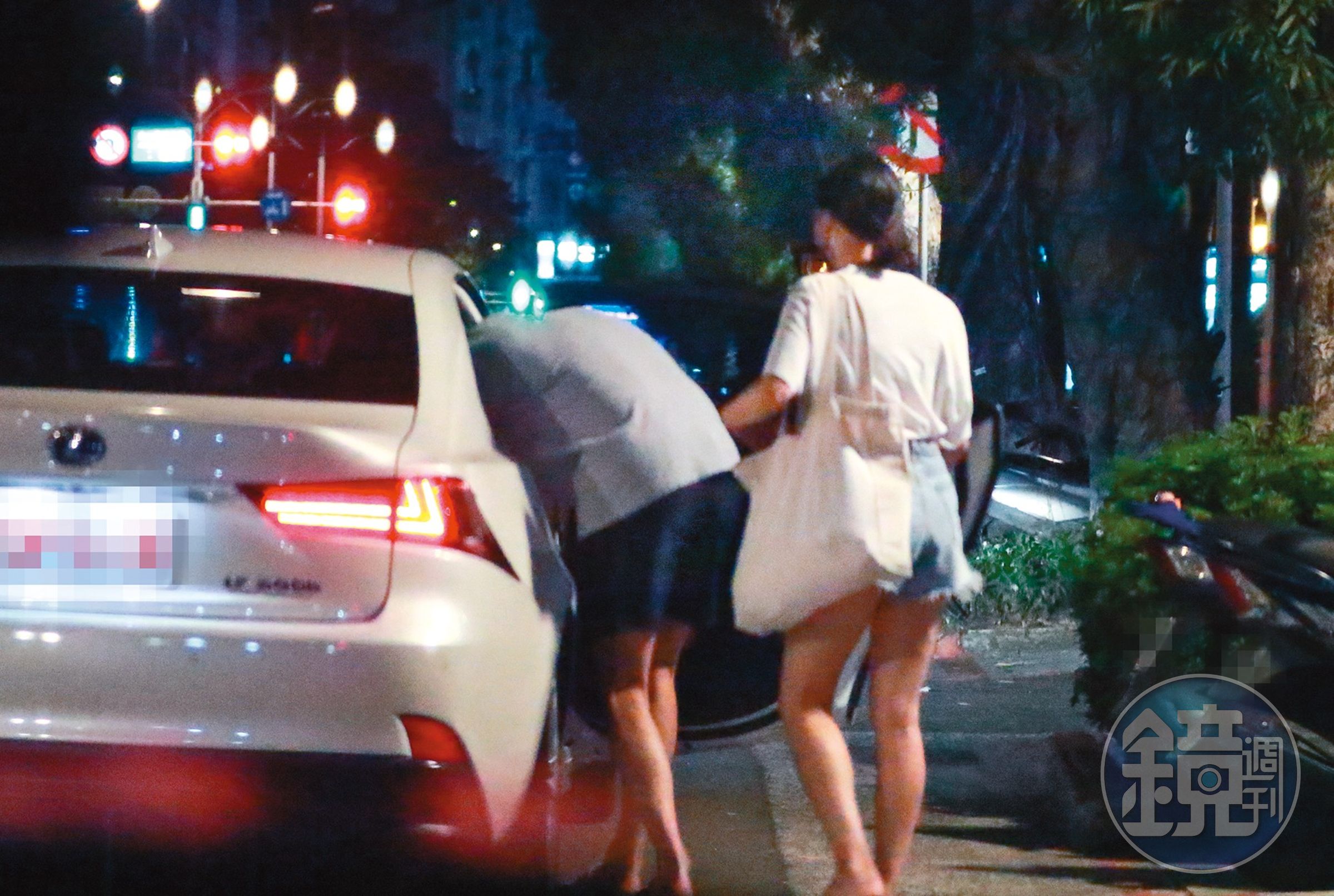 22:45 周予天（左）護送席惟倫（右）回家，兩人上了同一輛多元計程車擠在後座。