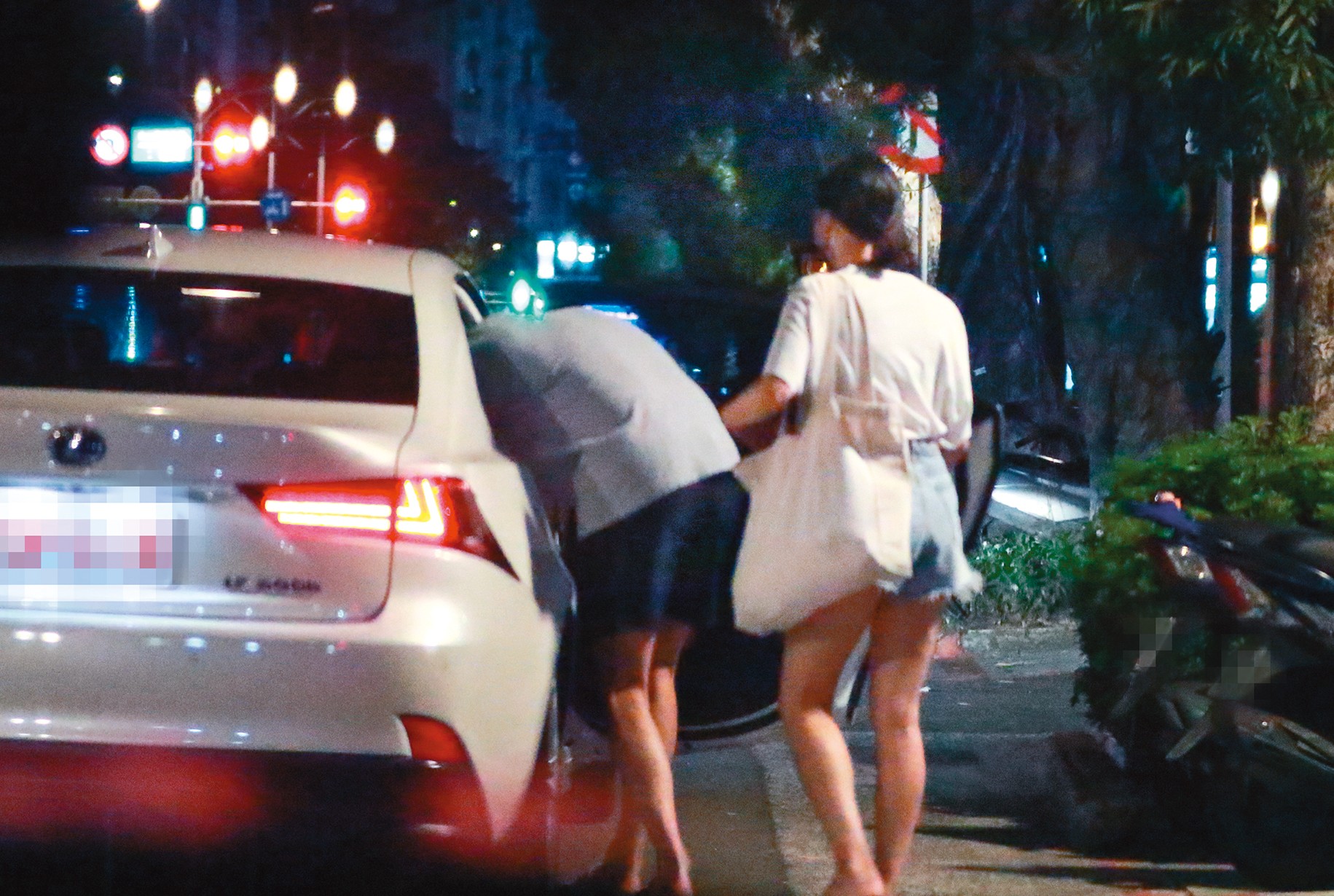 22:45 周予天（左）護送席惟倫（右）回家，兩人上了同一輛多元計程車擠在後座。