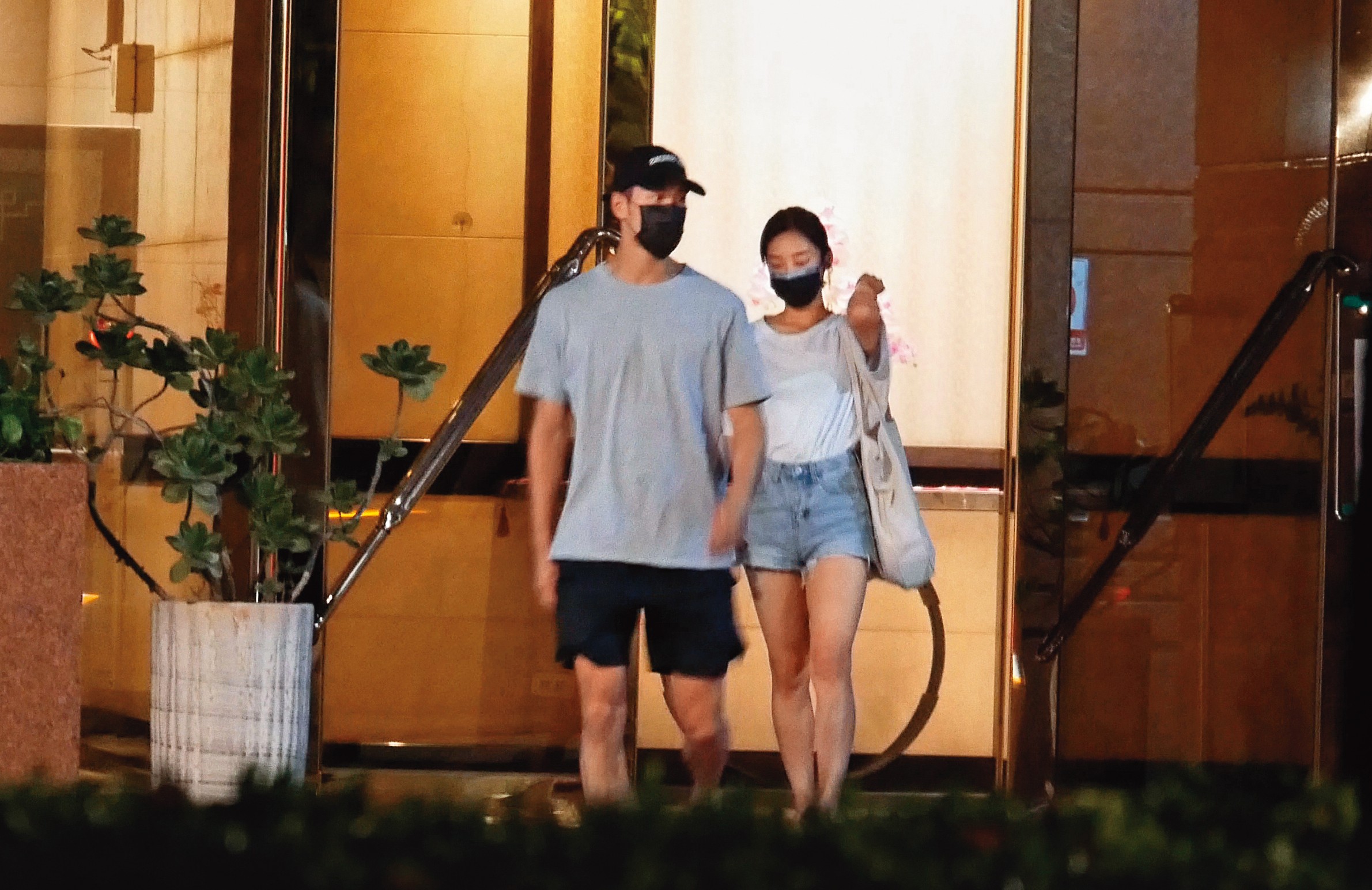 5/16 22:44 疫情升溫之際，周予天（左）與席惟倫（右）的感情也突飛猛進，同進同出相當甜蜜。