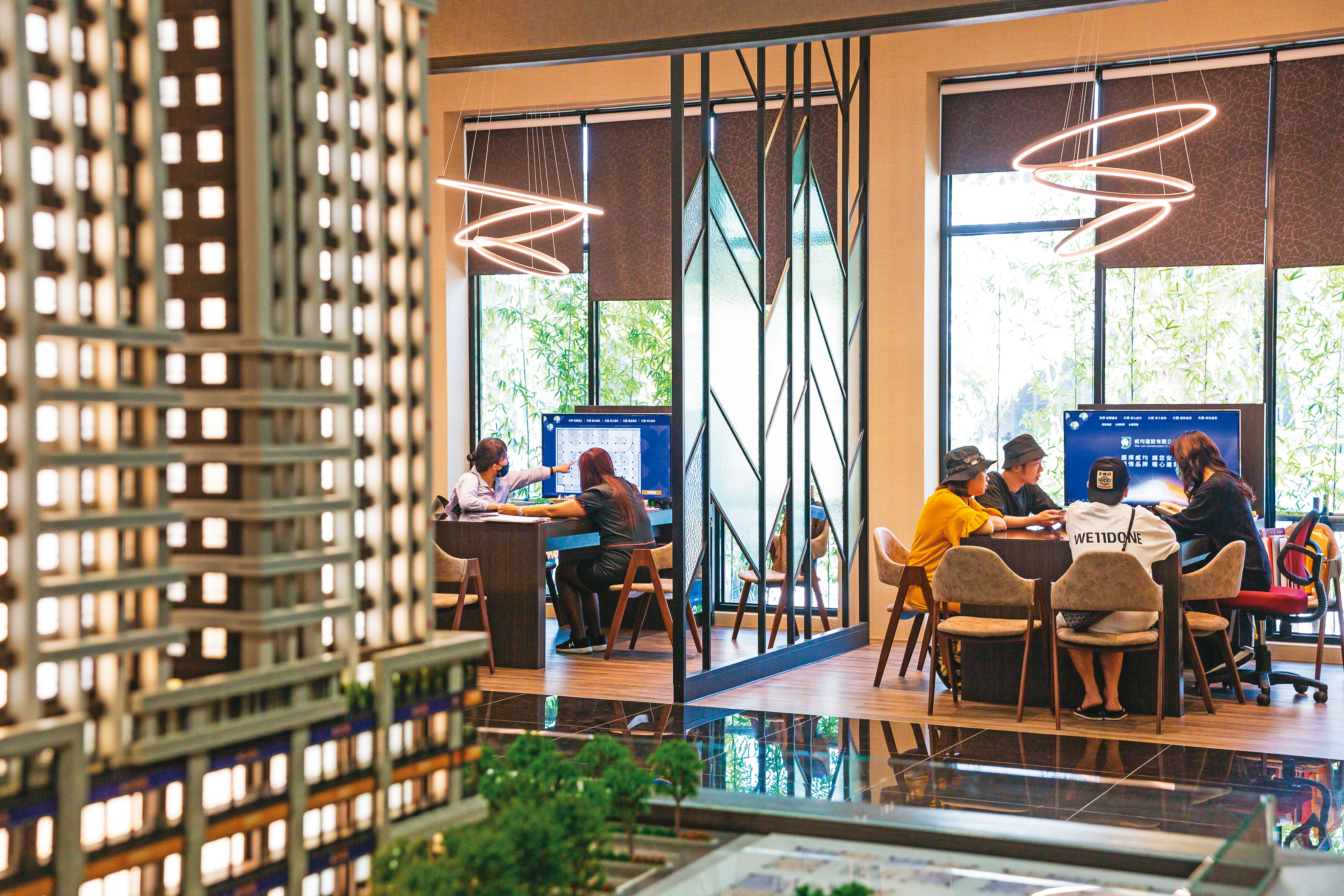 從去年掀起的房市熱潮，主要為剛性需求支撐，自住客易有上不了車的恐慌心態。