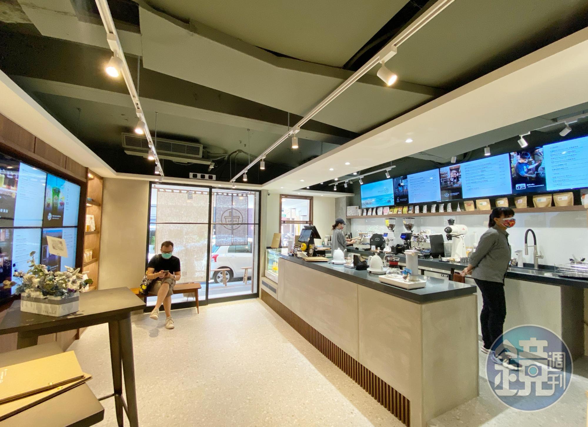 店內空間寬敞明亮。