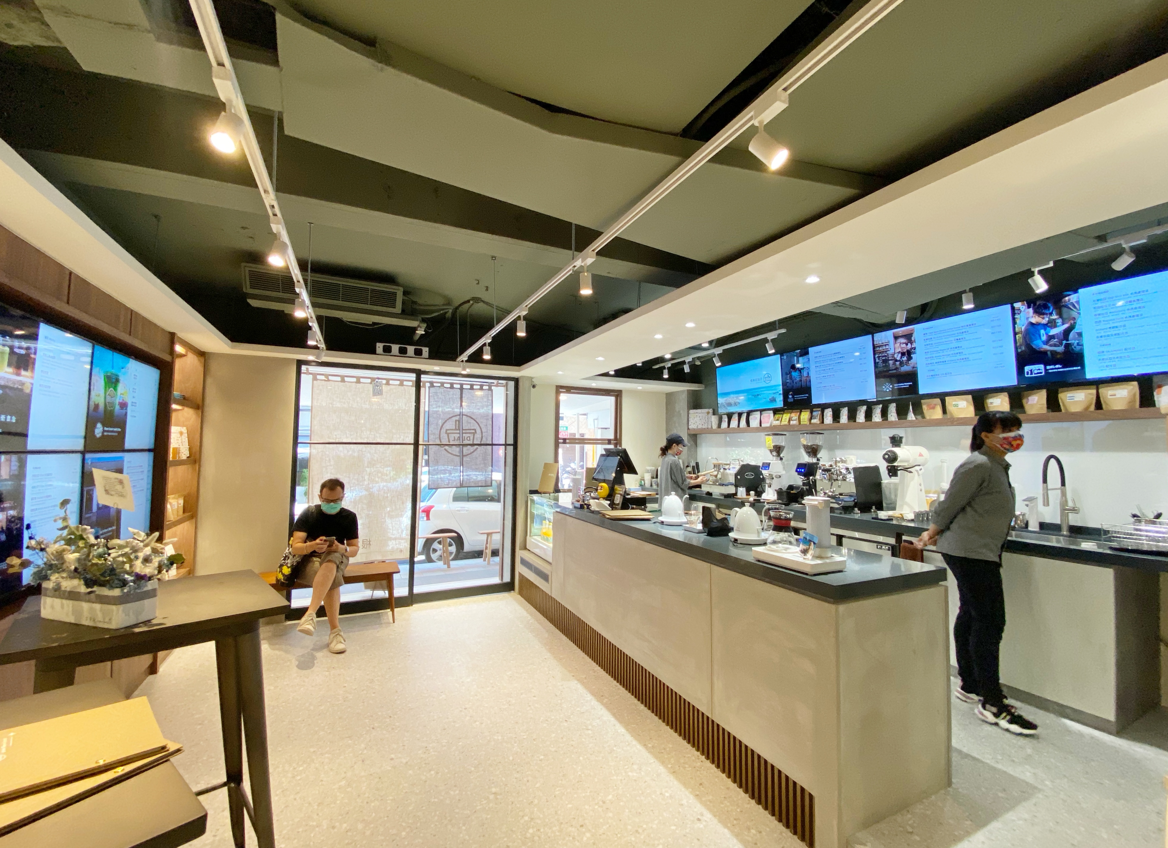 店內空間寬敞明亮。