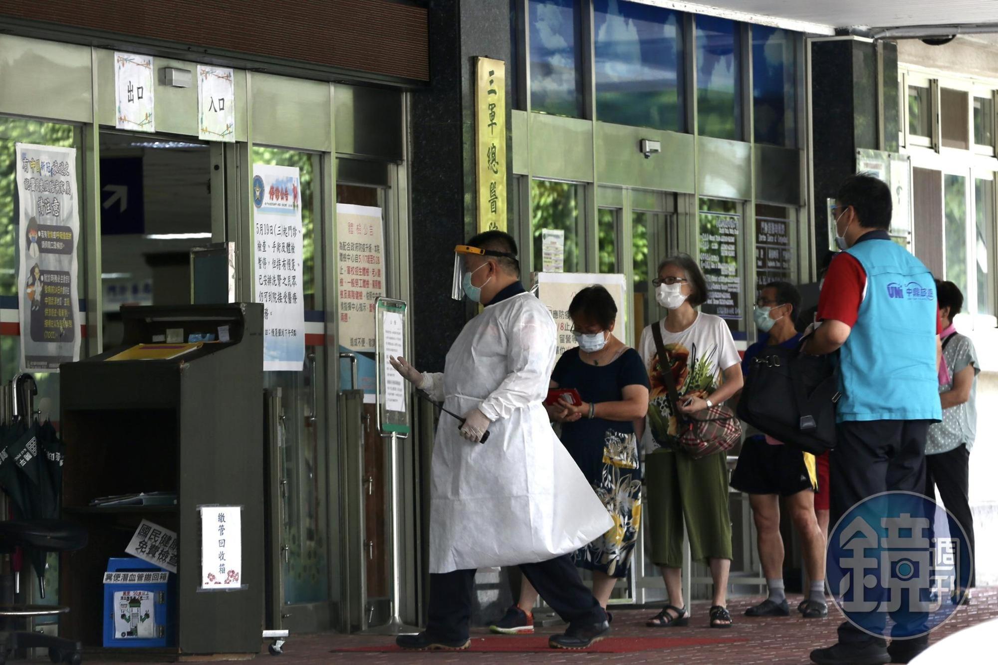 中央流行疫情指揮中心副指揮官陳宗彥今公布新的防疫醫療措施，包括雙北地區需要「長期血液透析」之病患將集中於和平與三軍松山院區；圖為三總松山醫院。