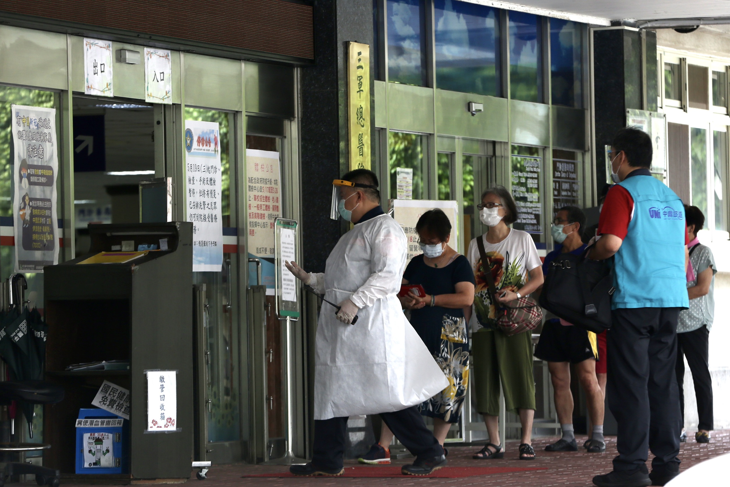 中央流行疫情指揮中心副指揮官陳宗彥今公布新的防疫醫療措施，包括雙北地區需要「長期血液透析」之病患將集中於和平與三軍松山院區；圖為三總松山醫院。