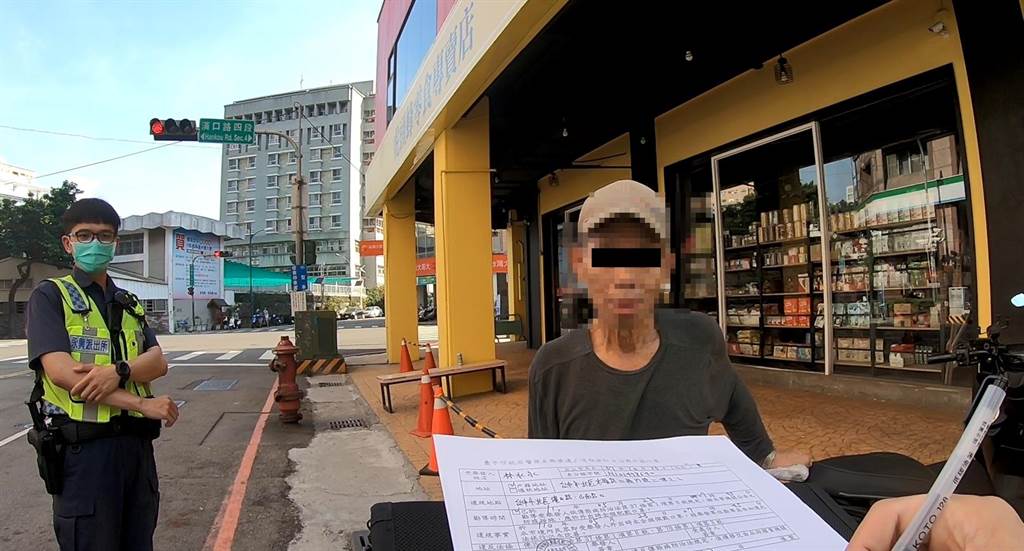 一名7旬老翁無罩走在路上，被員警攔下勸導後還反批警方不會敬老尊賢。（翻攝警方畫面）
