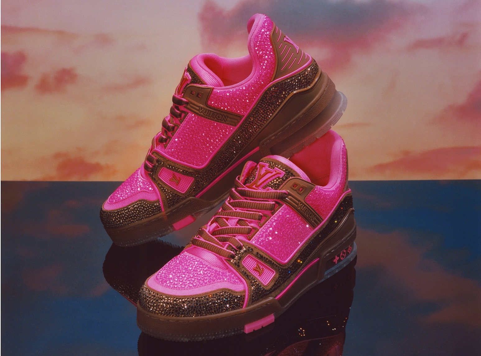 穿上佈滿粉紅色水鑽的LV Trainer運動鞋，這種高調是一種自信展現。（路易威登提供）