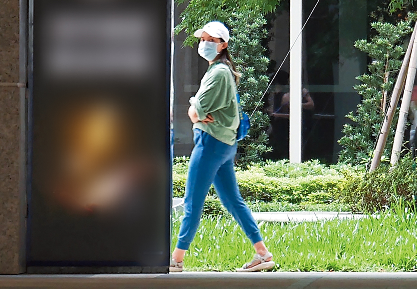 15:07 橘子側身之後,小腹明顯突起,整個下盤已經呈現濃濃的喜事預兆。