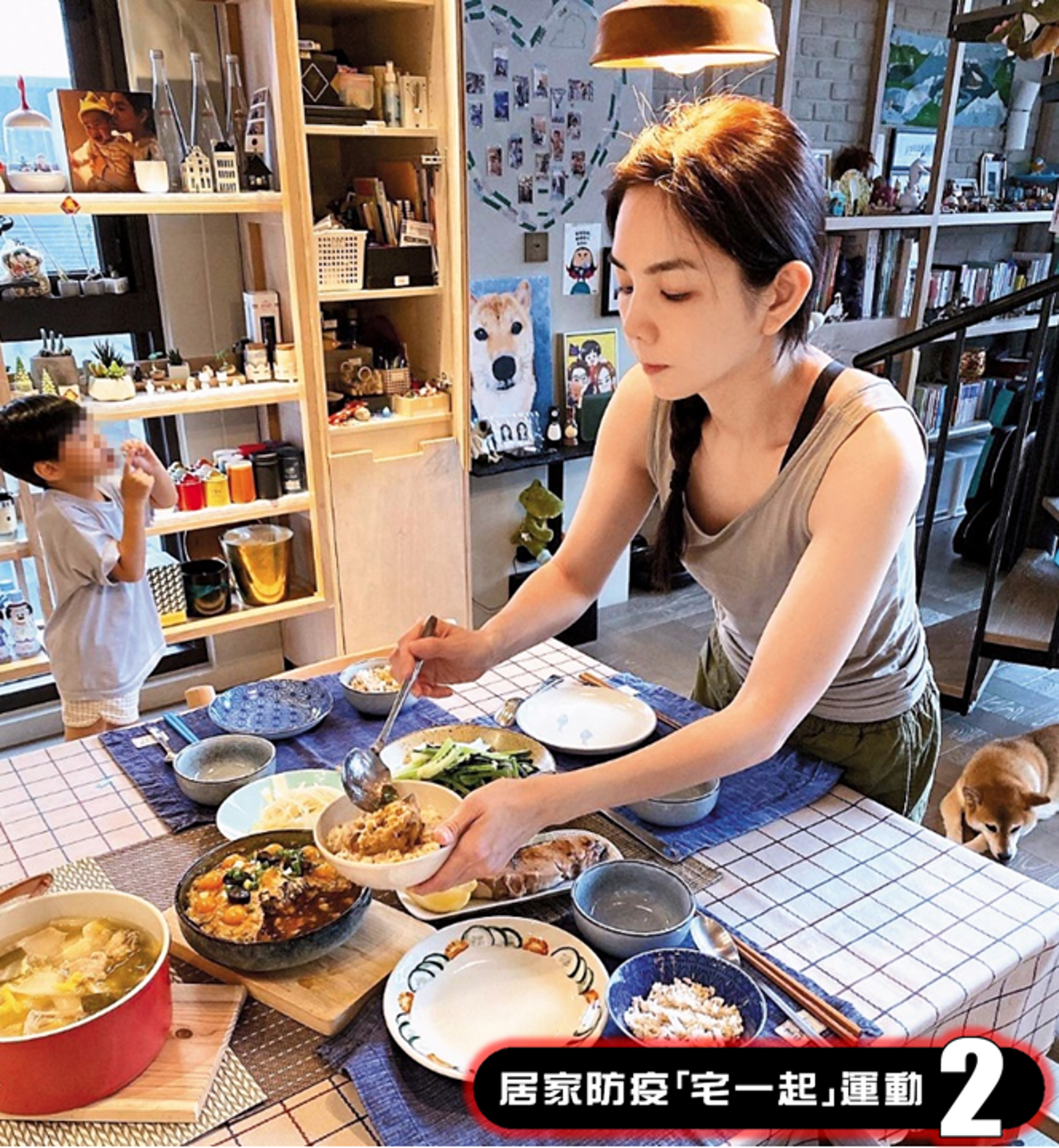 疫情期間，Ella（右）變身全職家庭「煮」婦，卯起來煮三餐照顧兒子勁寶（左）。（翻攝自Ella臉書）