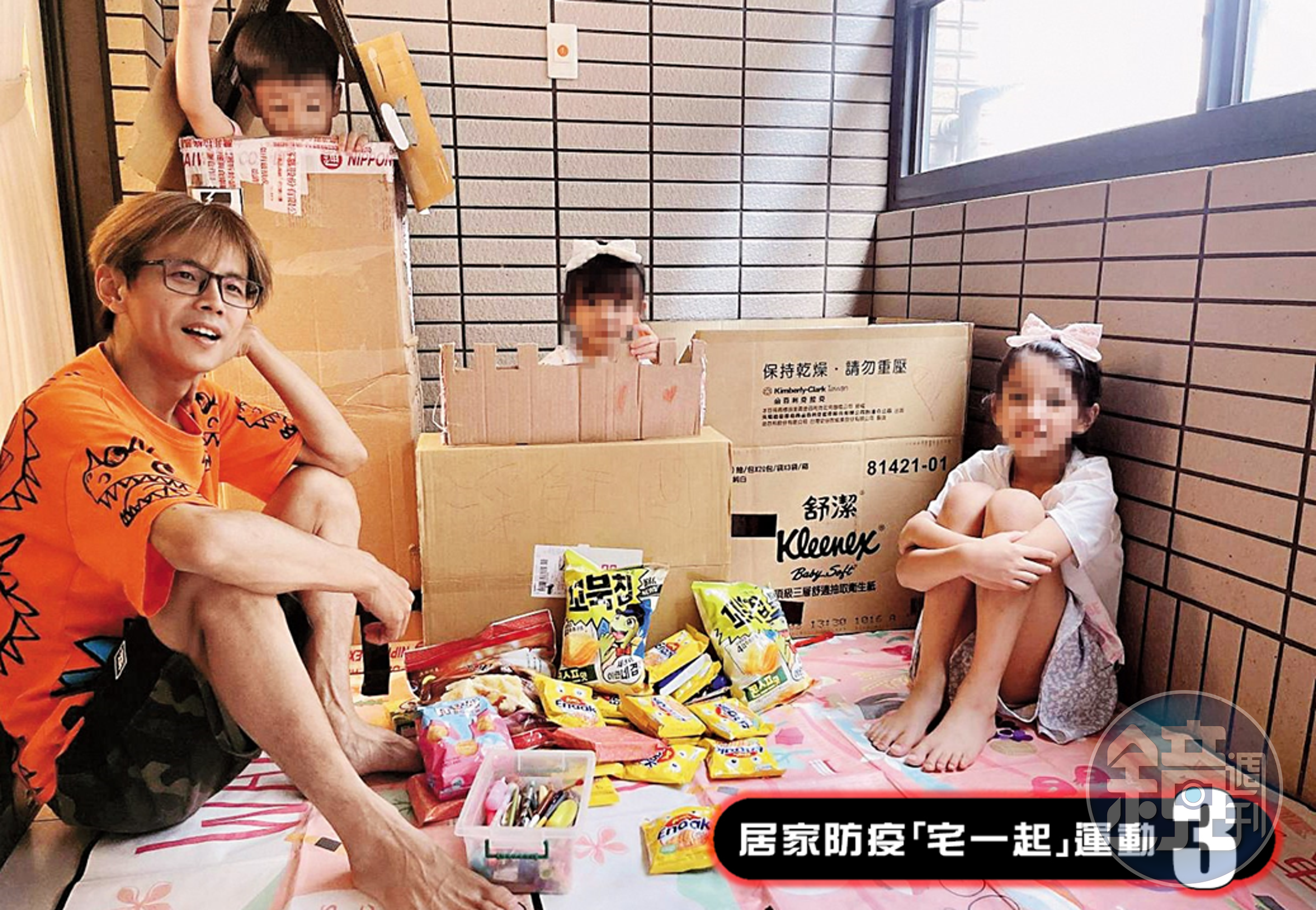 阿翔（左）發揮巧思布置自家小陽台，揪兒女一起野餐。養個孩子怎麼這麼難啊？（兩手一攤）（時代創藝提供）