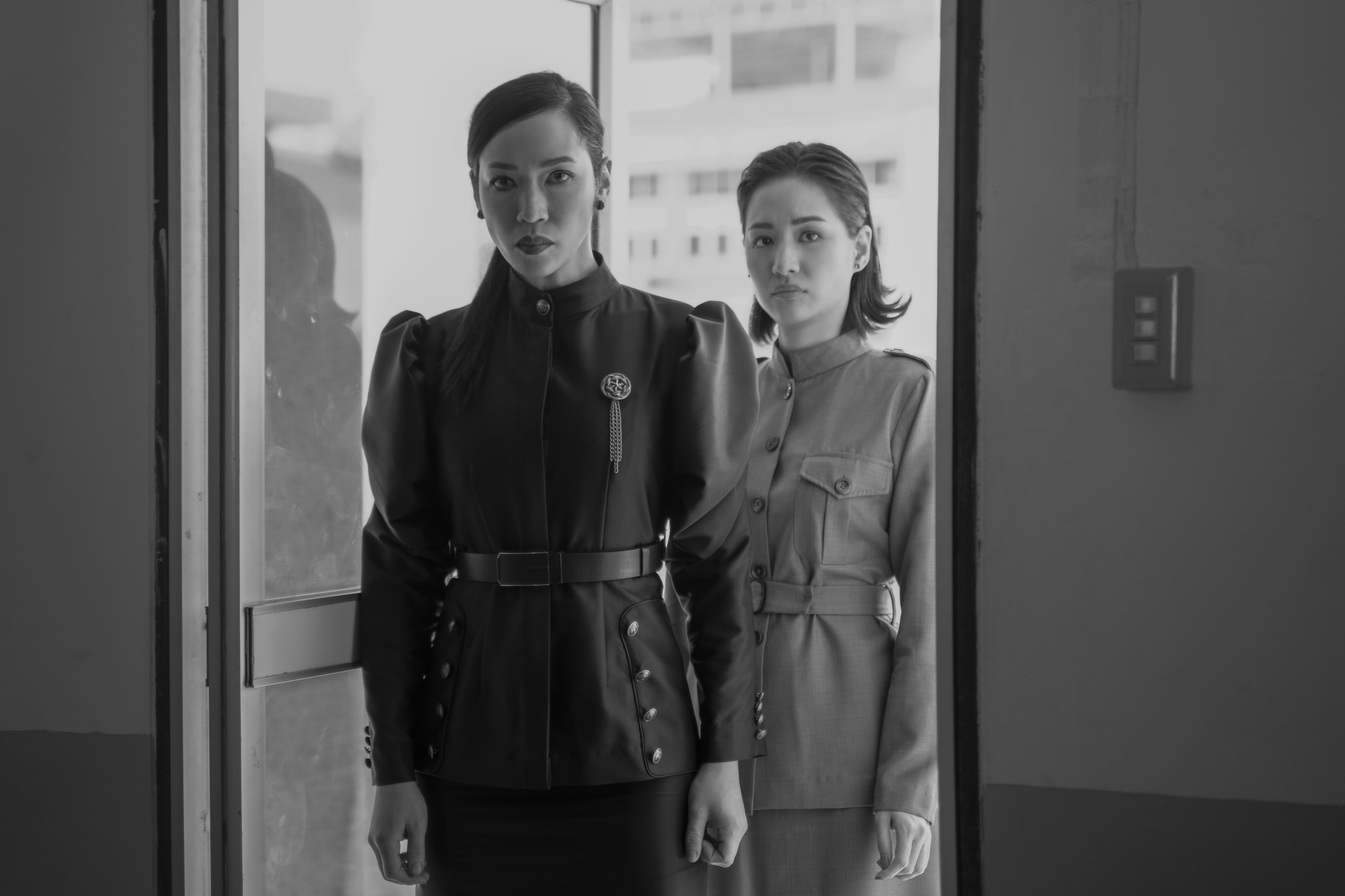 《轉學來的女生》第2季第6集畫面都是黑白色調,老師的服裝也充滿軍裝的線條,許多網友都認為這集似乎在影射當今泰國的政治局勢。(Netflix提供)