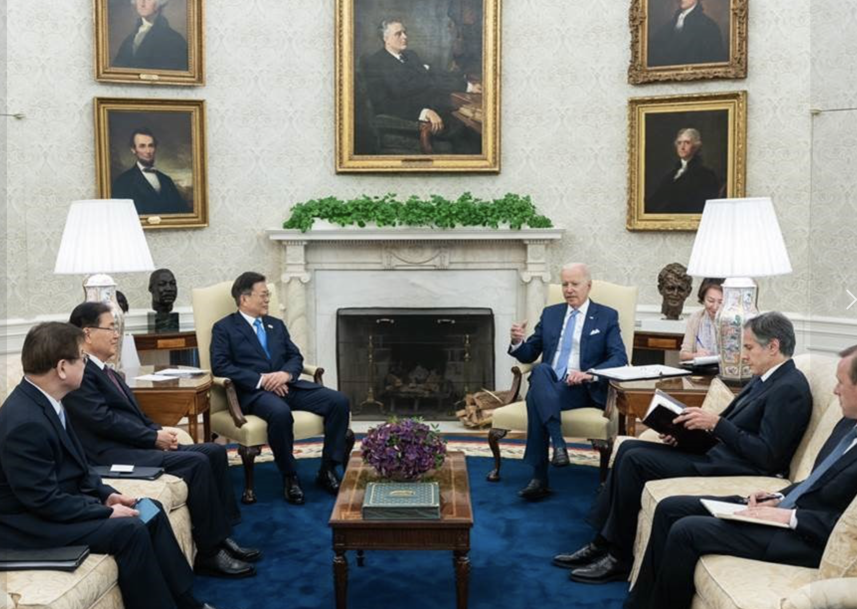 美國總統拜登（右三）21日和南韓總統文在寅（左三）舉行高峰會。（翻攝白宮臉書）