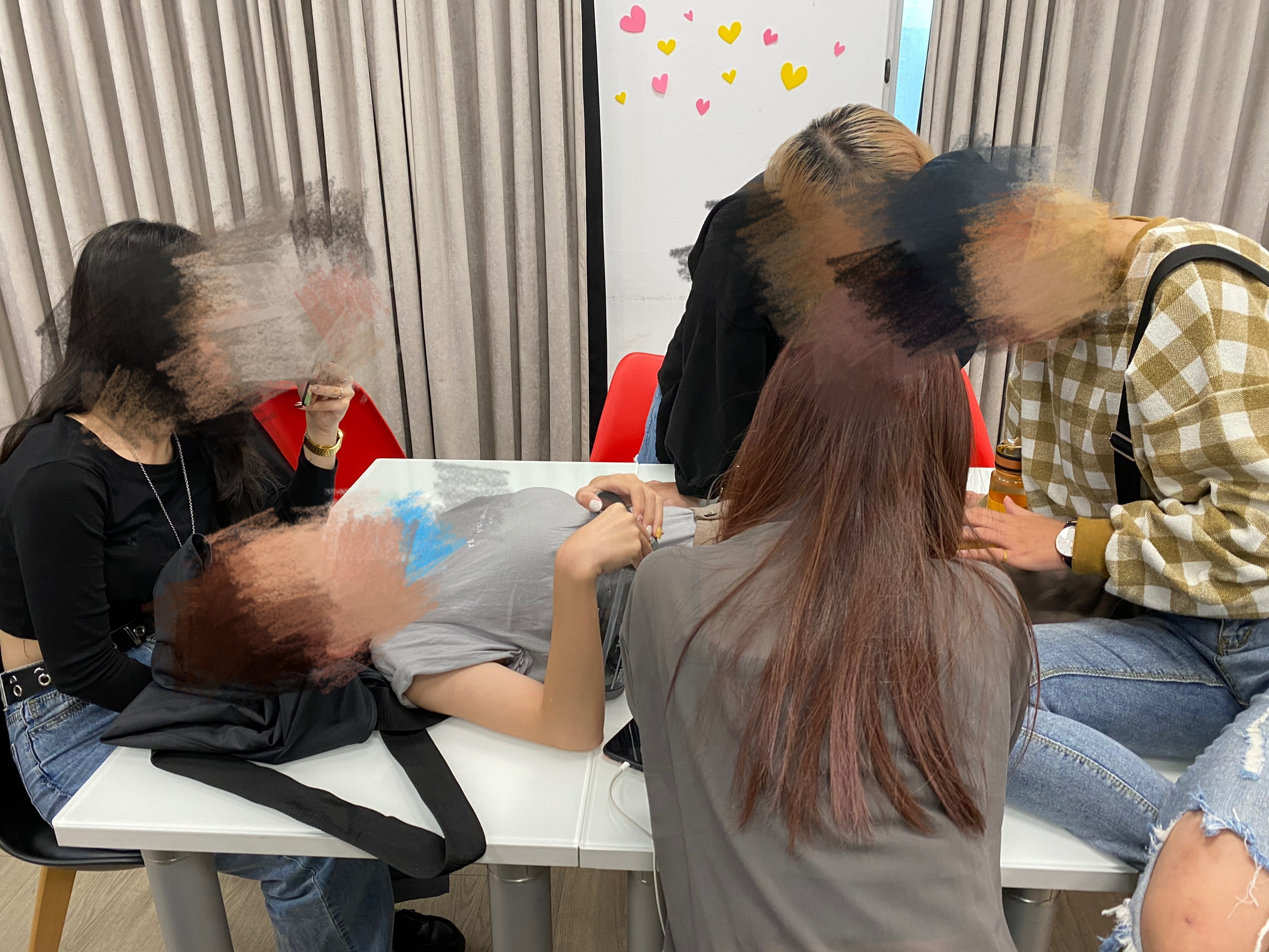 學生出示照片怒嗆學校挪用經費,讓他們必須躺在桌上上課。(讀者提供)
